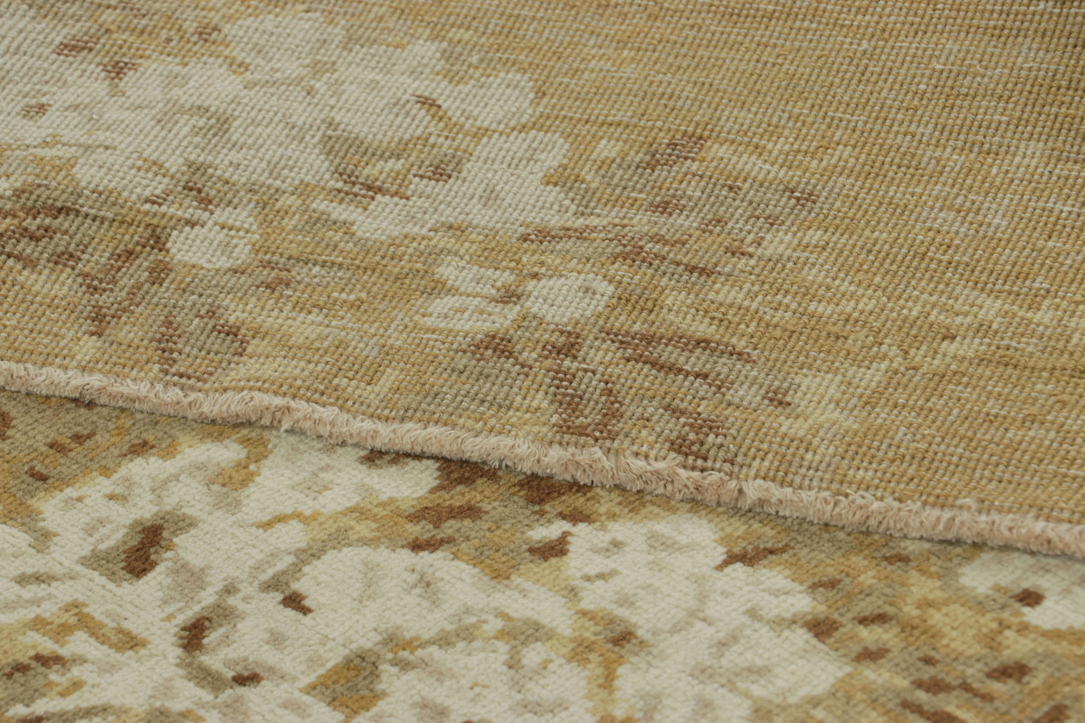 Rug & Kilim's Chinese Art Deco Style Rug, Tan Gold and White Floral Patterns (21. Jahrhundert und zeitgenössisch) im Angebot