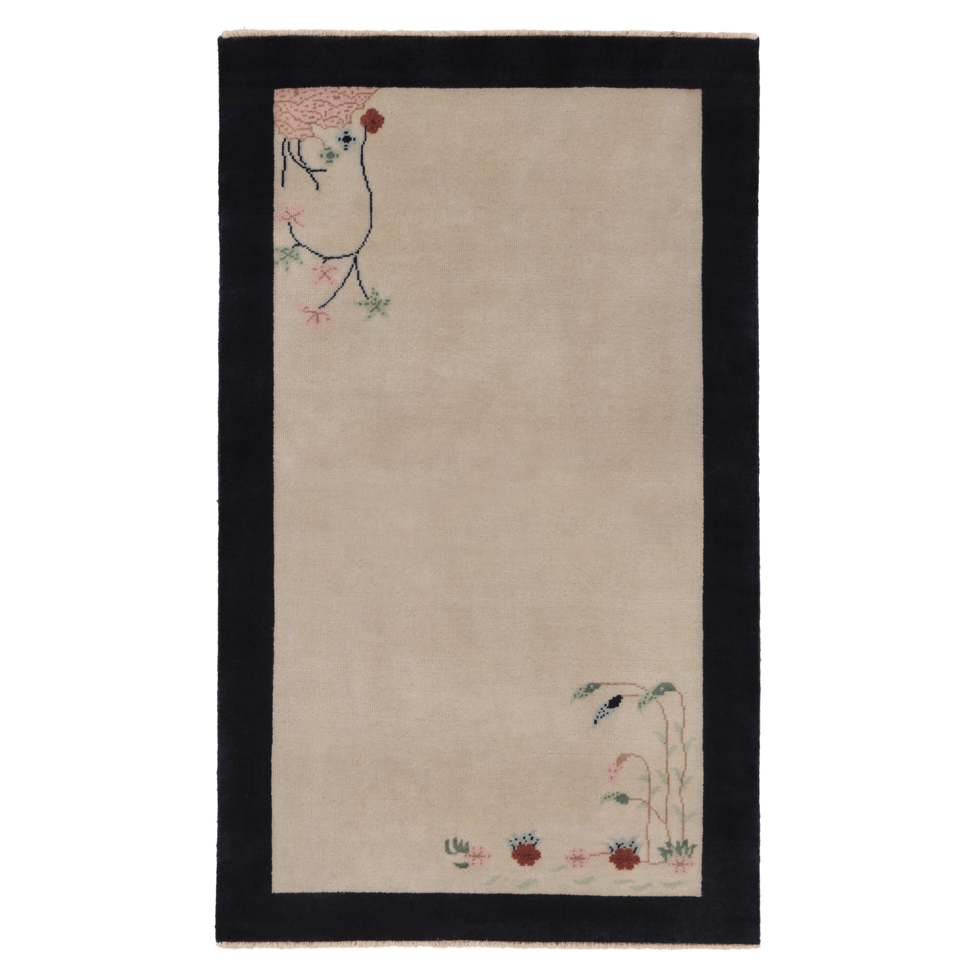 Rug
Kilim è un tappeto cinese in stile Art Deco, bianco a campo aperto con motivi floreali