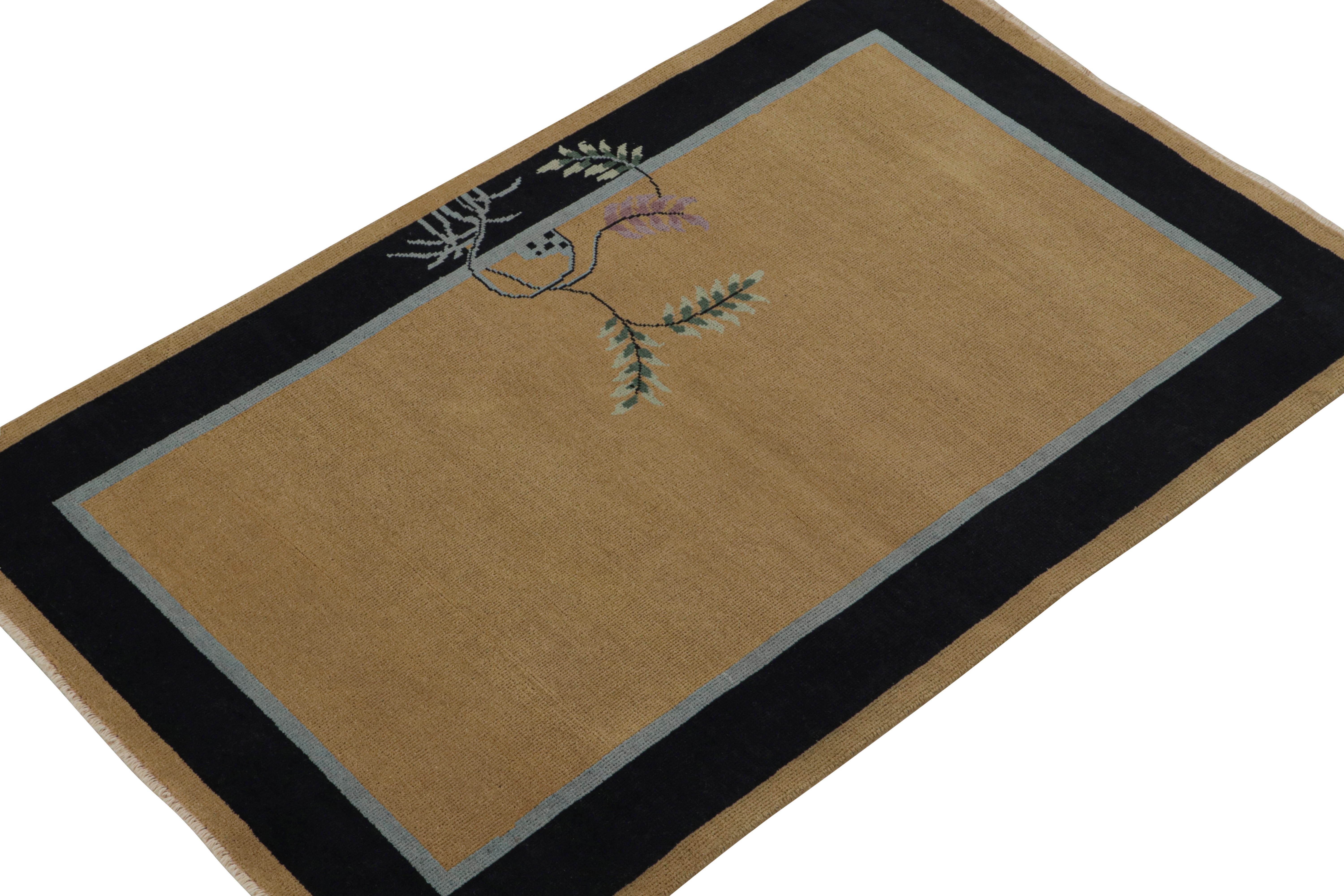 Indien Rug & Kilim's Chinese Art Deco Style Rug with Camel Field and Blue Border (Tapis chinois de style art déco avec champ camel et bordure bleue) en vente