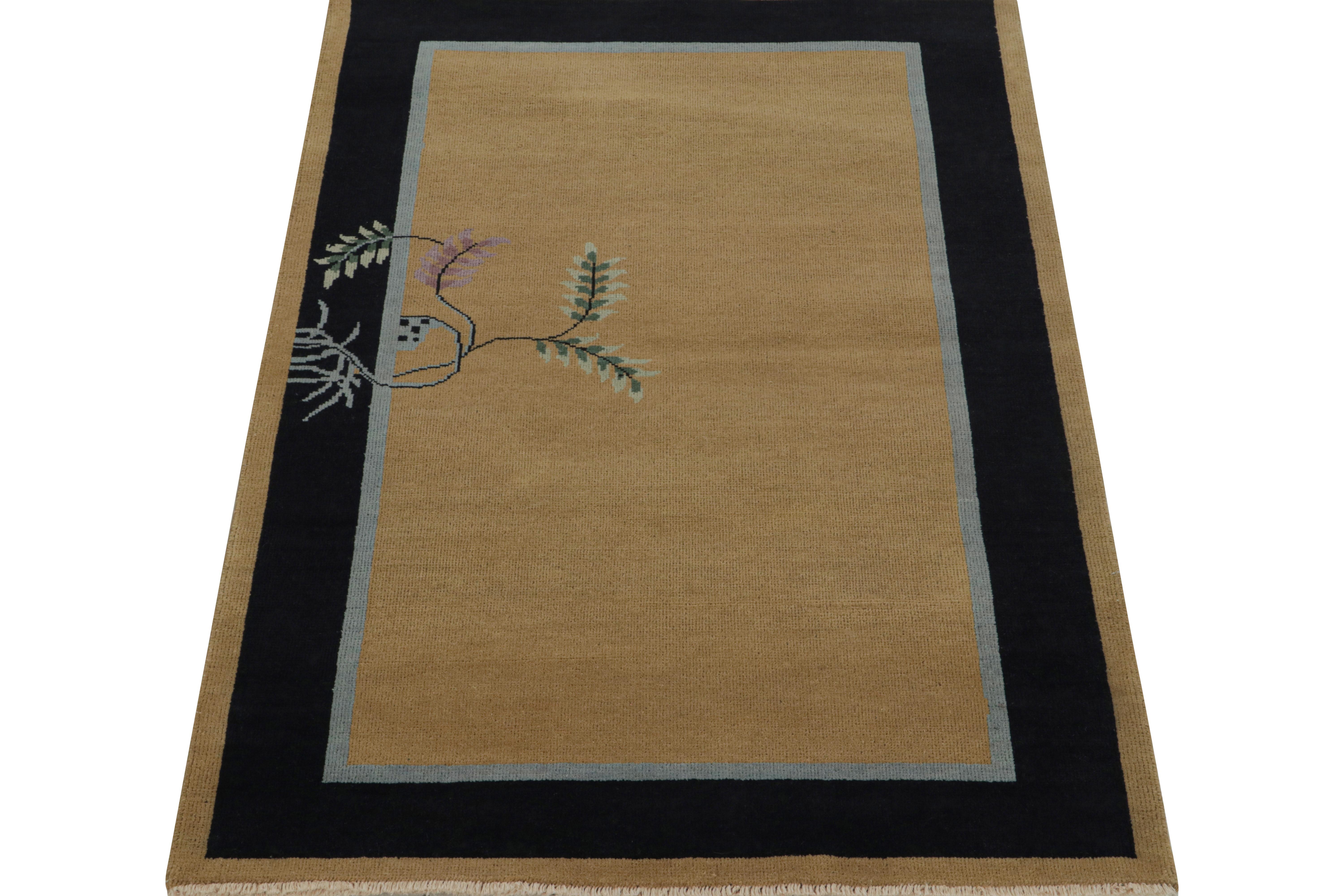 Noué à la main Rug & Kilim's Chinese Art Deco Style Rug with Camel Field and Blue Border (Tapis chinois de style art déco avec champ camel et bordure bleue) en vente