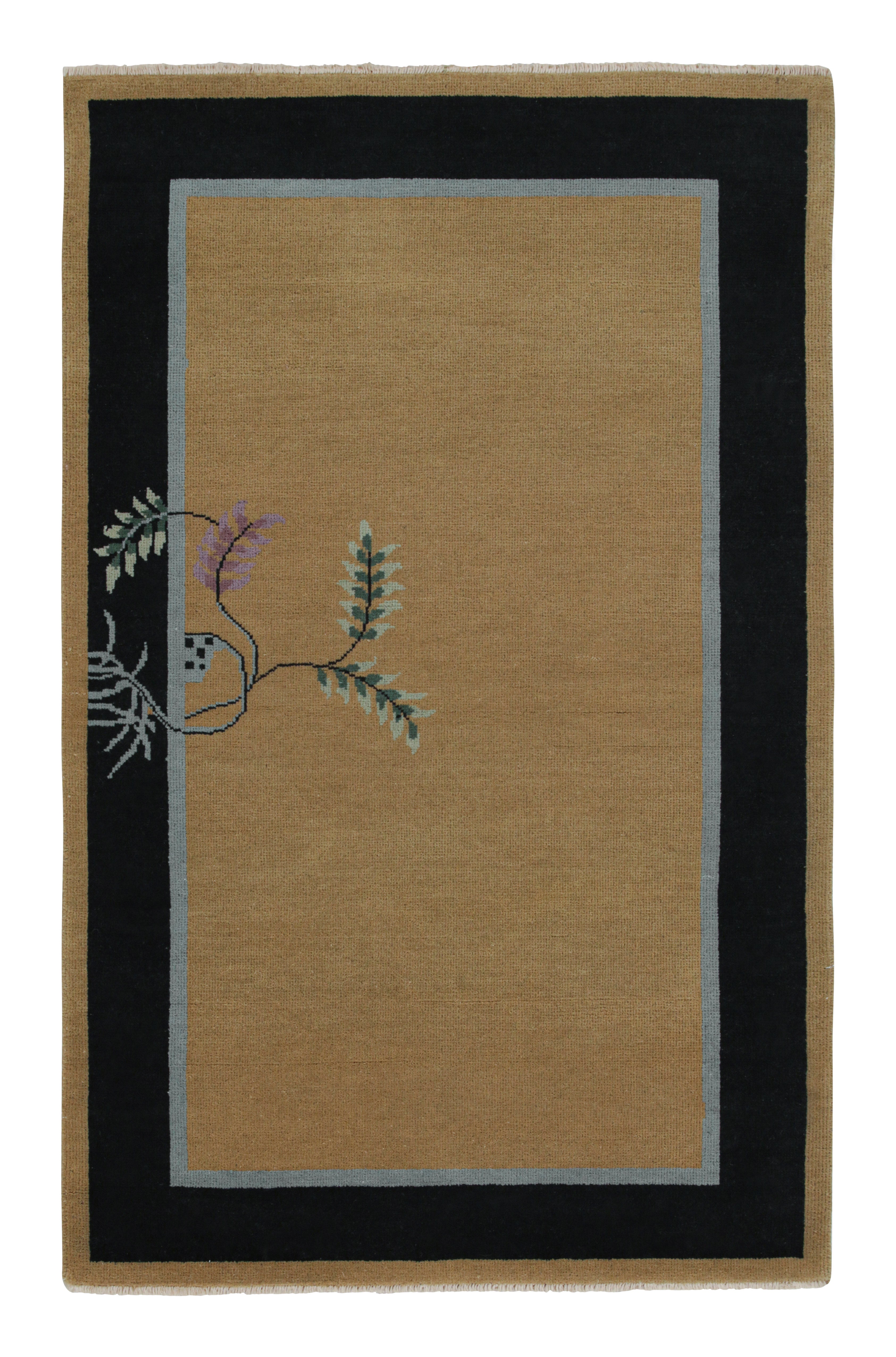 Rug & Kilim - Tappeto cinese in stile Art Deco con campo di cammello e bordo blu