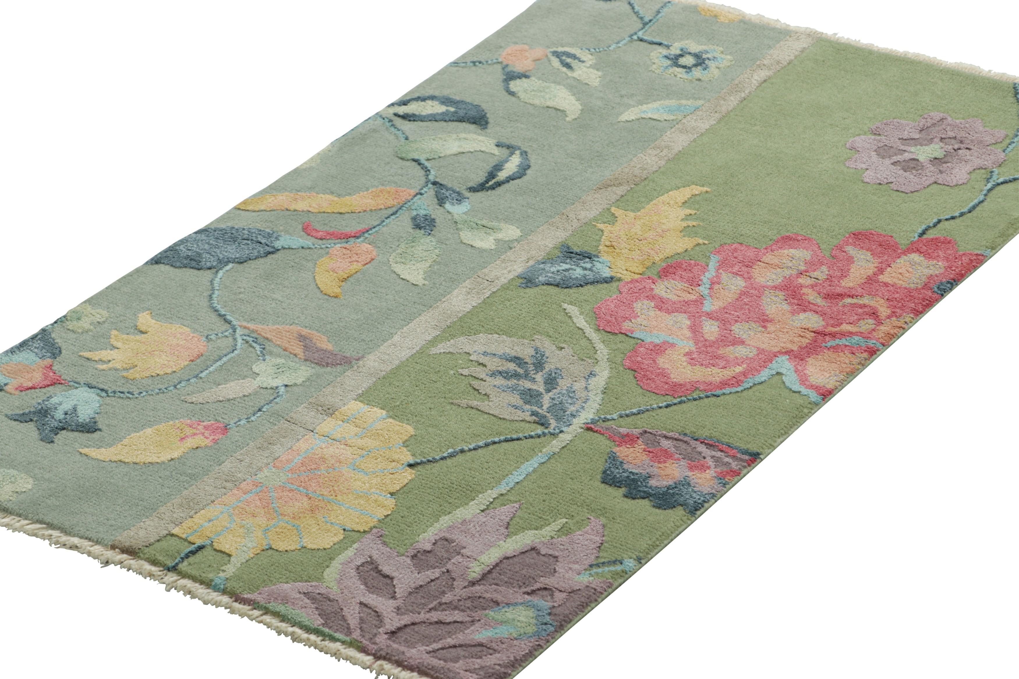 Indiano Rug & Kilim: tappeto cinese in stile Art Deco con motivi floreali colorati in vendita