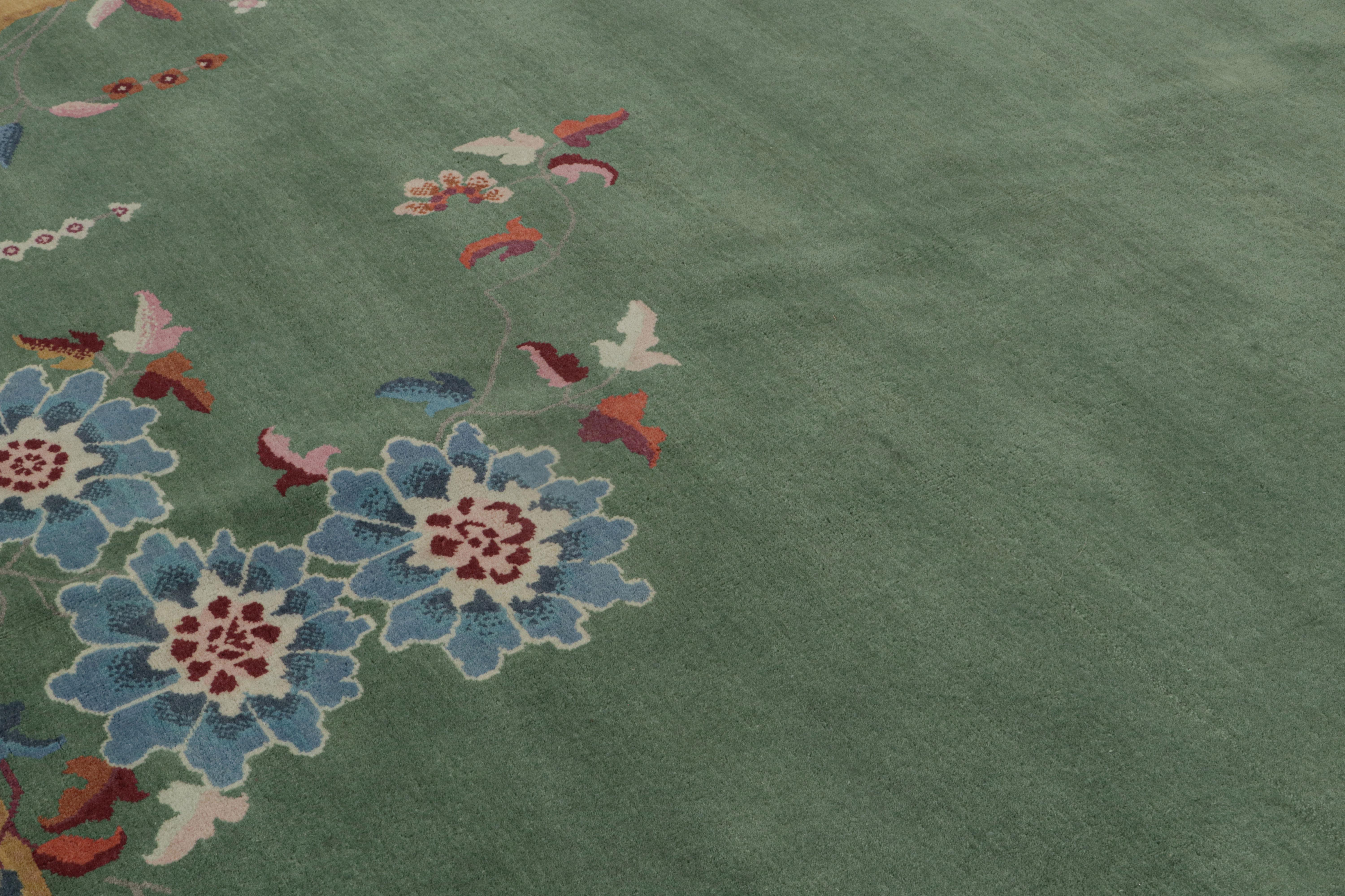 Indiano Tappeto in stile Art Deco cinese di Rug & Kilim, con motivi geometrici e pittorici in vendita