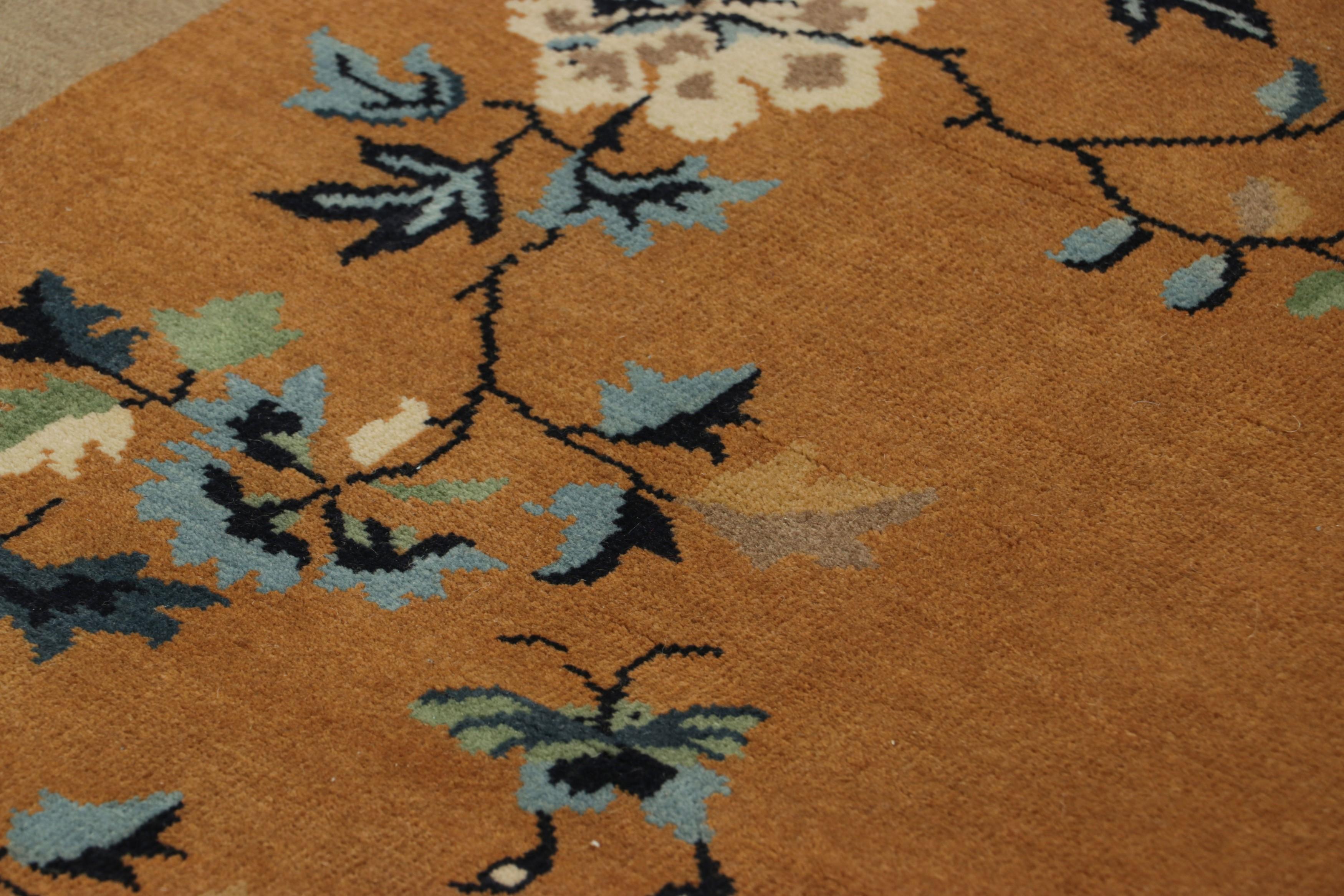 Dieser zeitgenössische Teppich (3x8) aus handgeknüpfter Wolle repräsentiert die chinesische Art-Déco-Teppichkollektion von Rug & Kilim, die von den Chinoiserie-Stücken der 1920er Jahre inspiriert ist und sich durch ihre elegante Sensibilität