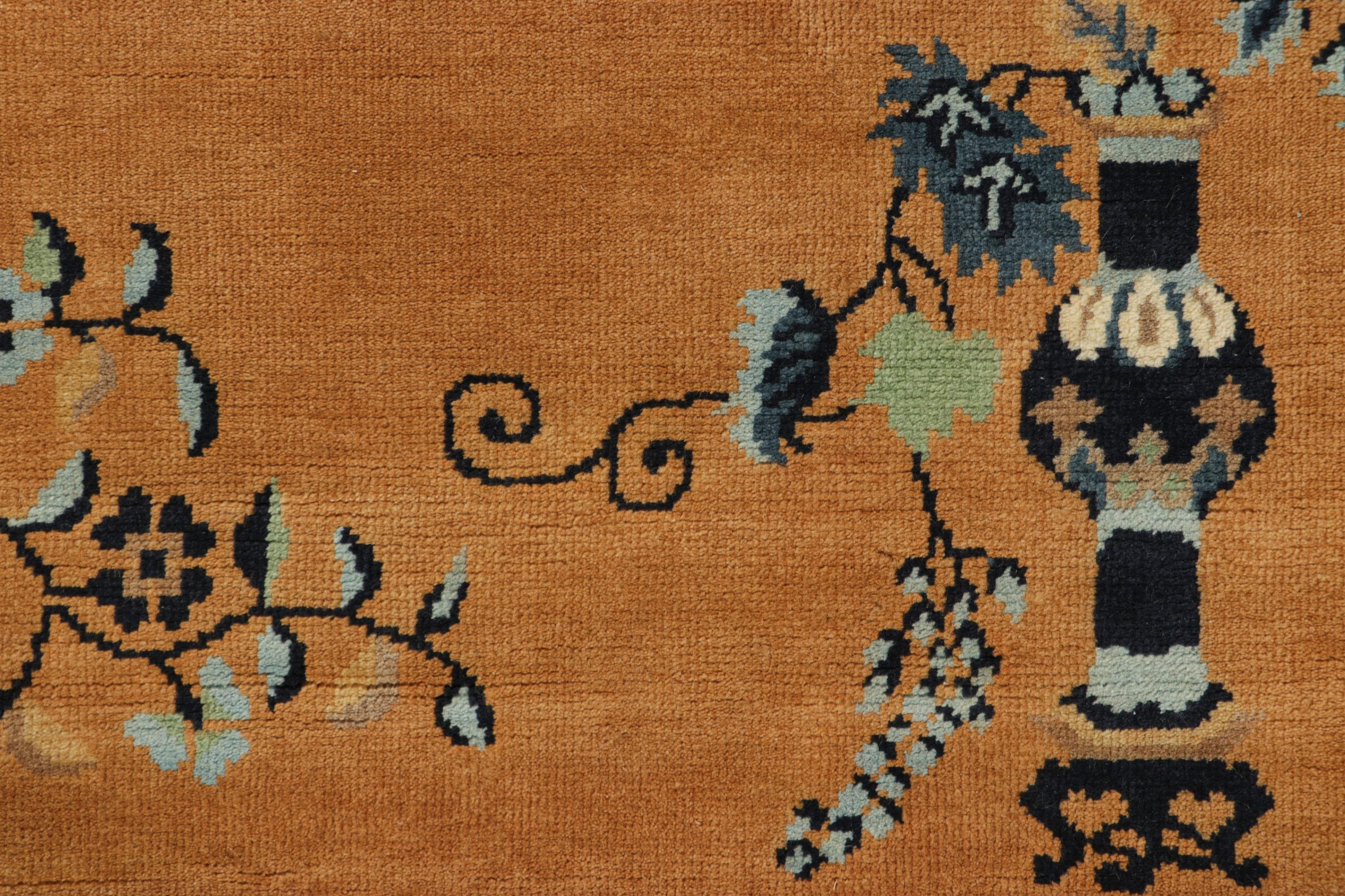 Rug & Kilim's Chinesischer Art Deco Läufer, Bernstein Gold mit Blumenmustern (Art déco) im Angebot