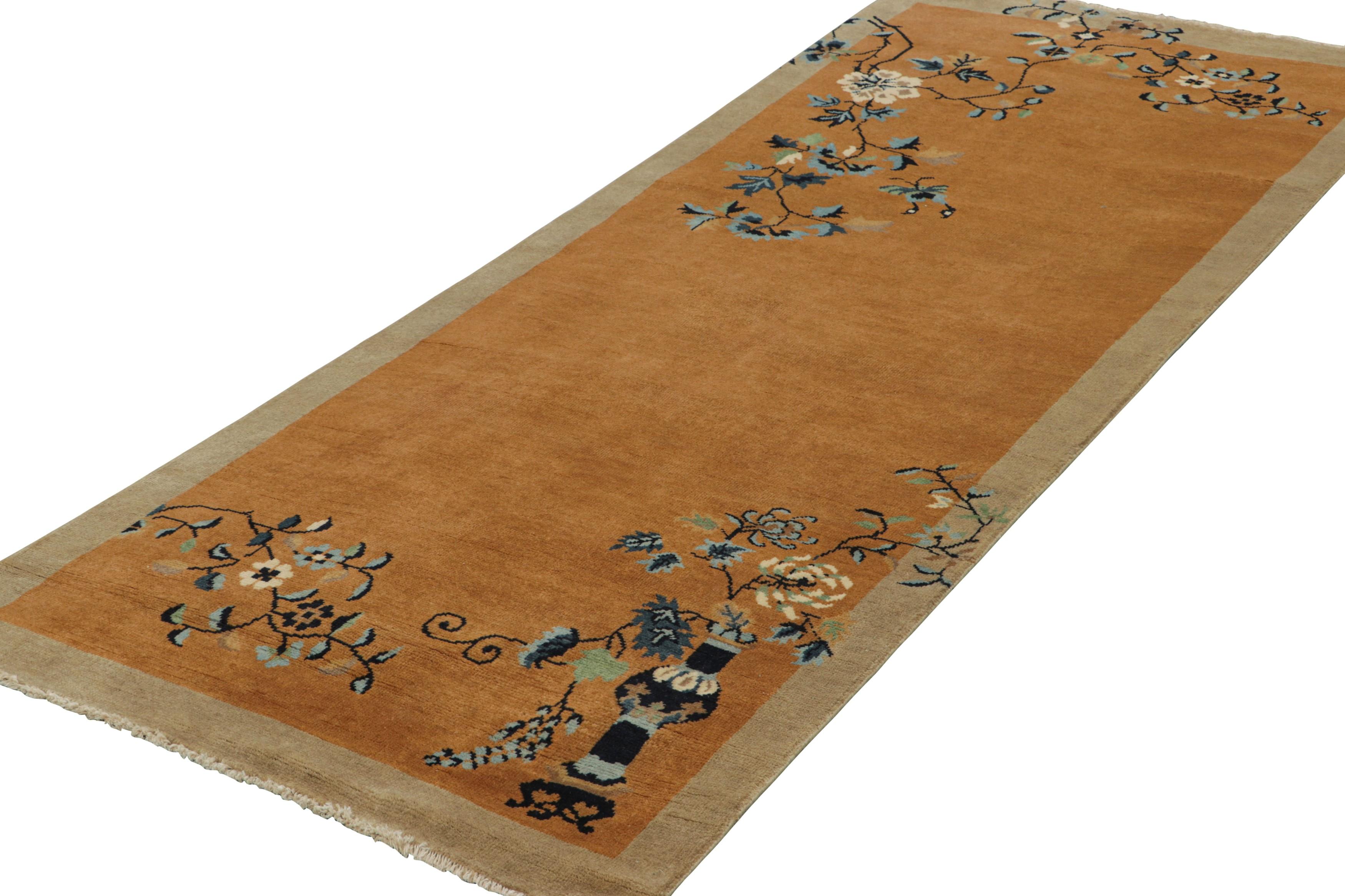 Indiano Rug & Kilim - Tappeto da corsa cinese in stile Art Deco, oro ambrato con motivi floreali in vendita
