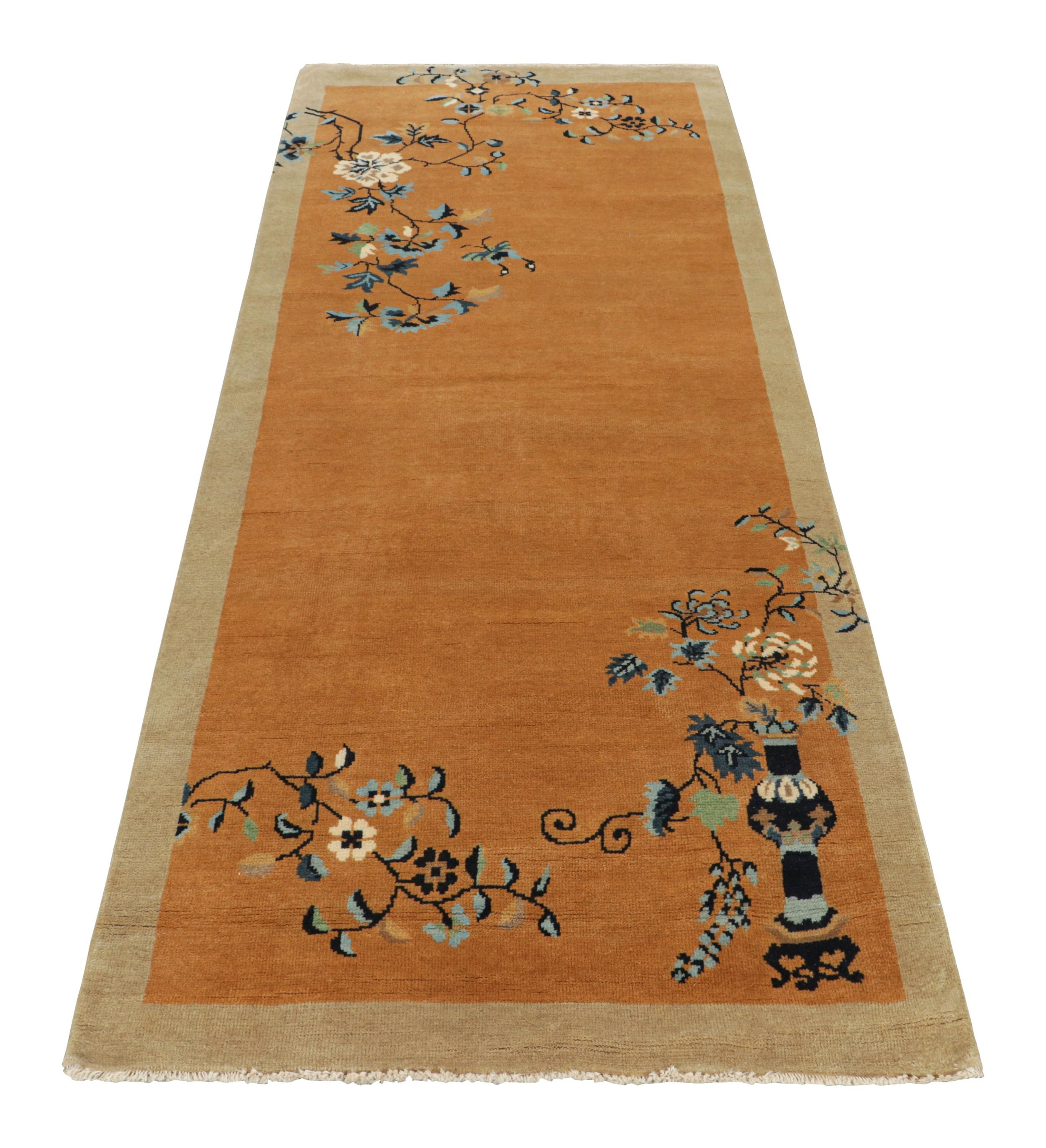 Annodato a mano Rug & Kilim - Tappeto da corsa cinese in stile Art Deco, oro ambrato con motivi floreali in vendita