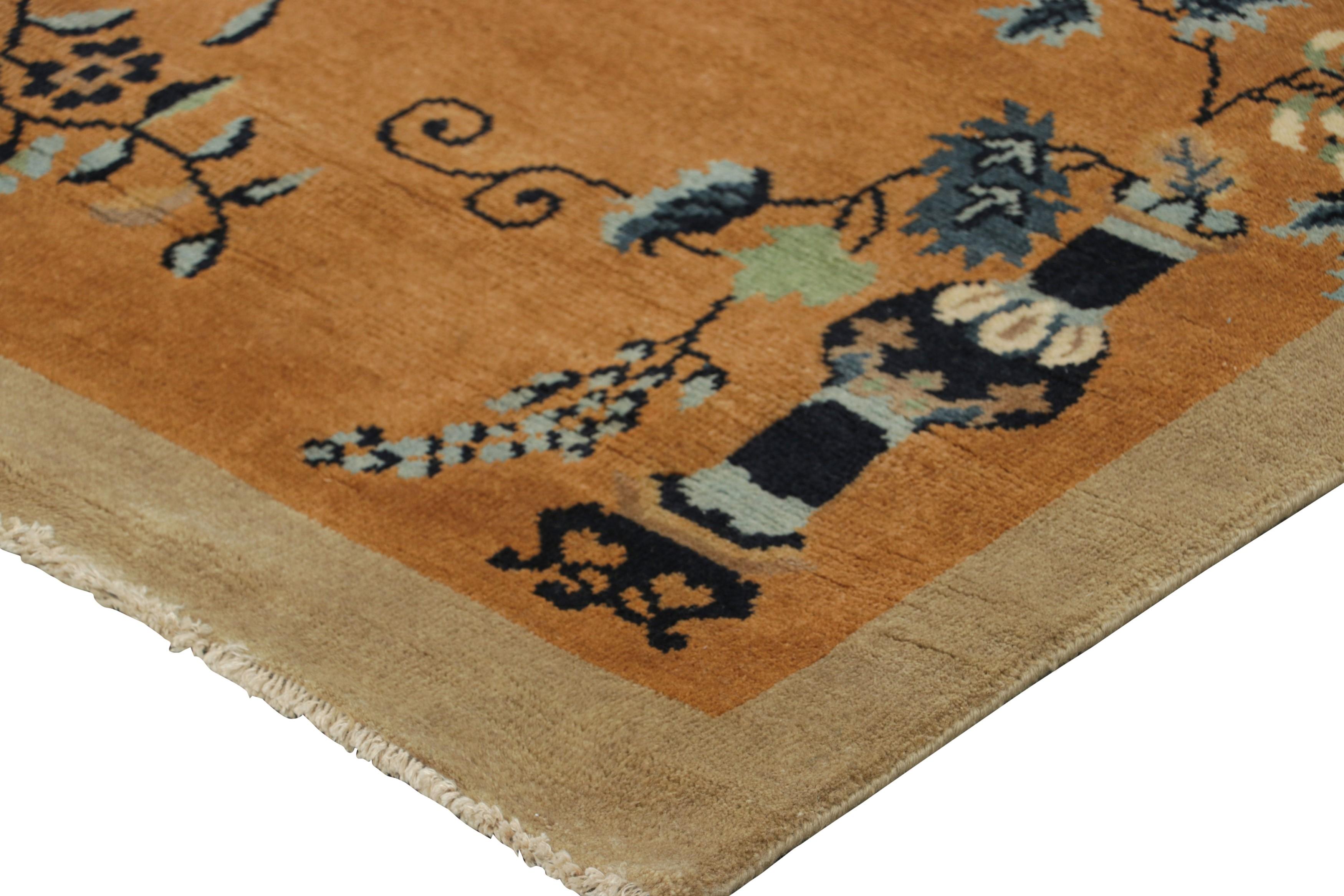 Rug & Kilim - Tappeto da corsa cinese in stile Art Deco, oro ambrato con motivi floreali In condizioni Nuovo in vendita a Long Island City, NY