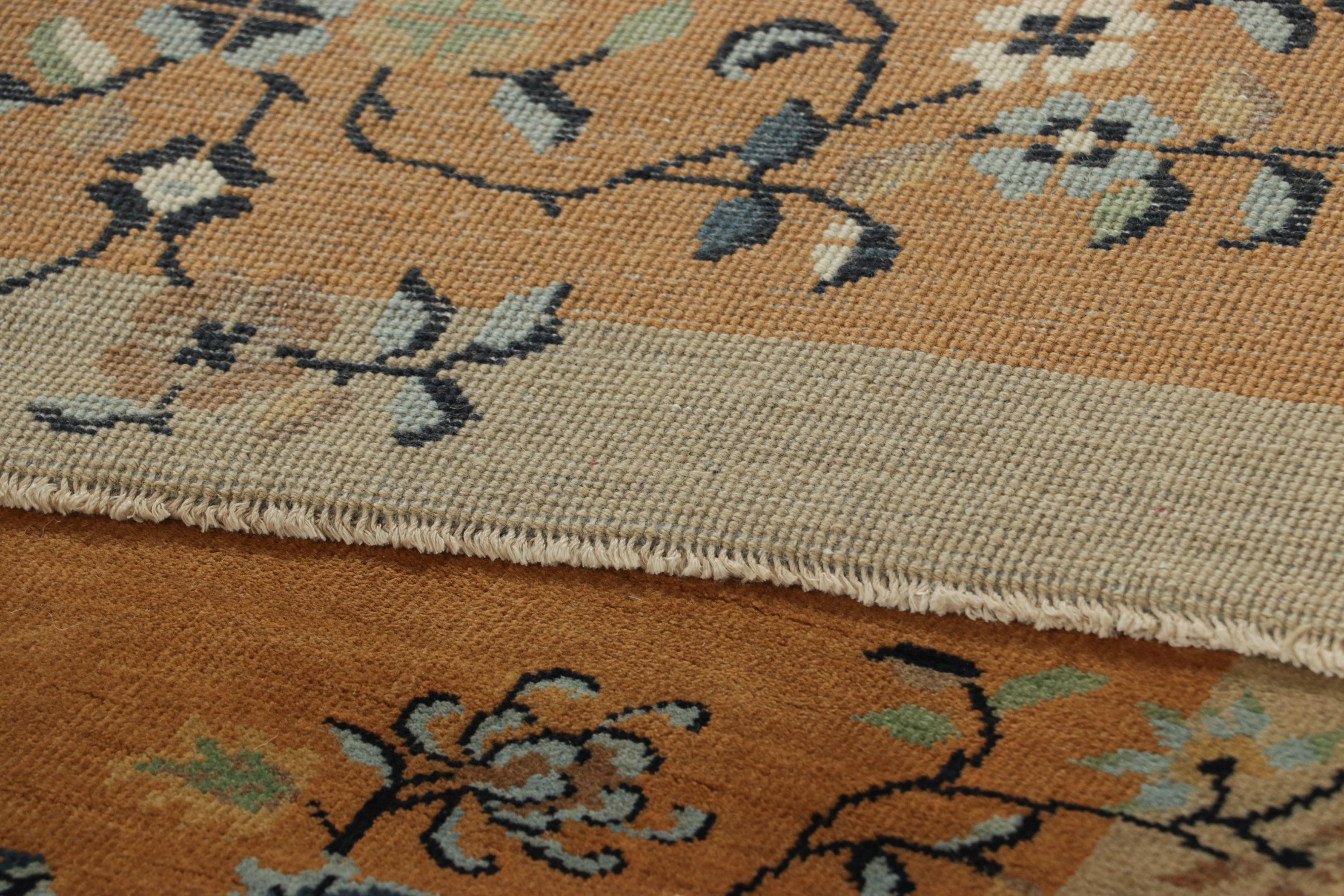 XXI secolo e contemporaneo Rug & Kilim - Tappeto da corsa cinese in stile Art Deco, oro ambrato con motivi floreali in vendita