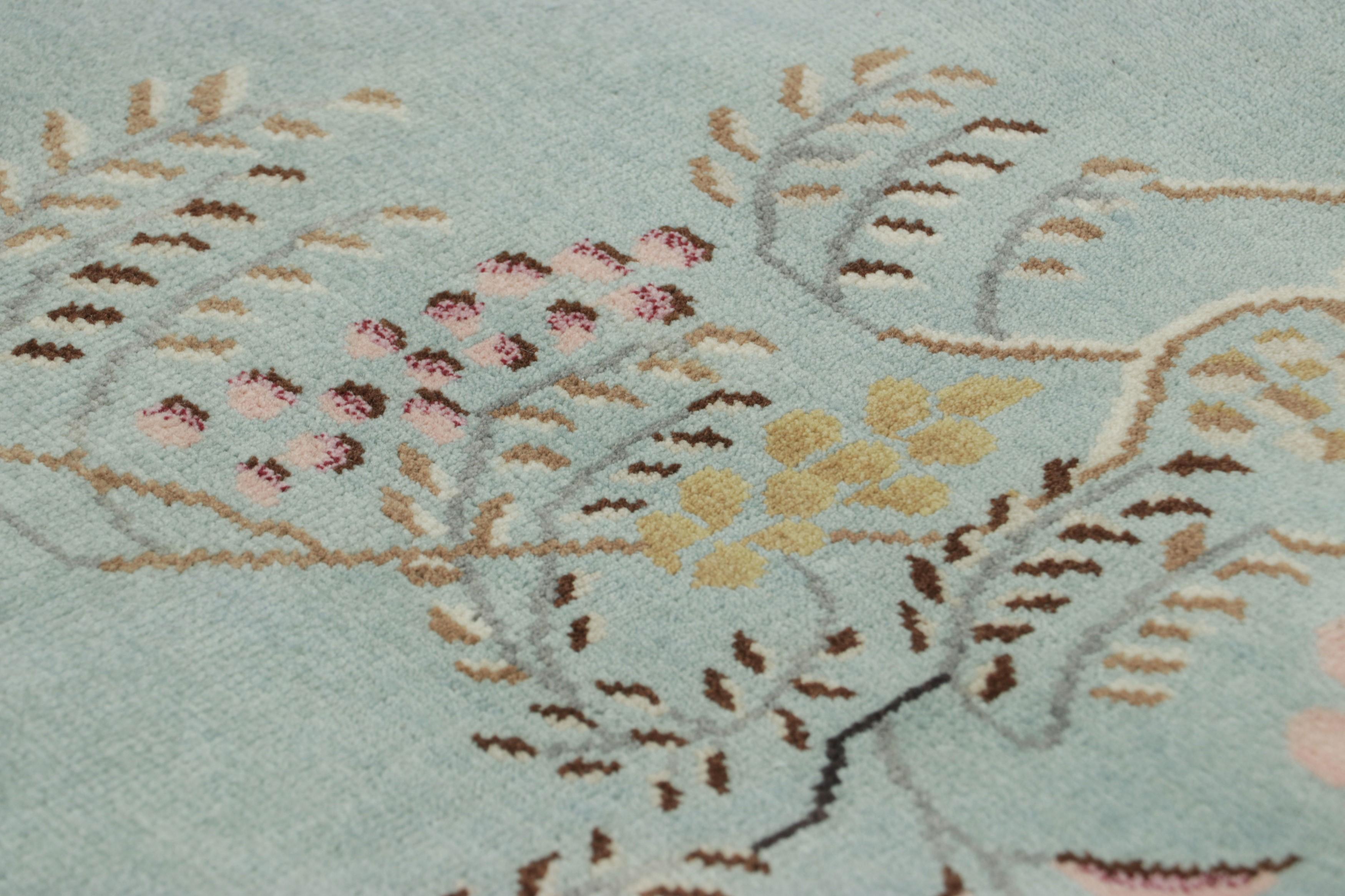 Dieser handgeknüpfte Wollteppich (2x6) repräsentiert die chinesische Art-Déco-Kollektion von Rug & Kilim, die von den Chinoiserie-Stücken der 1920er Jahre inspiriert ist und sich durch ihre elegante Sensibilität auszeichnet.

Über das Design: