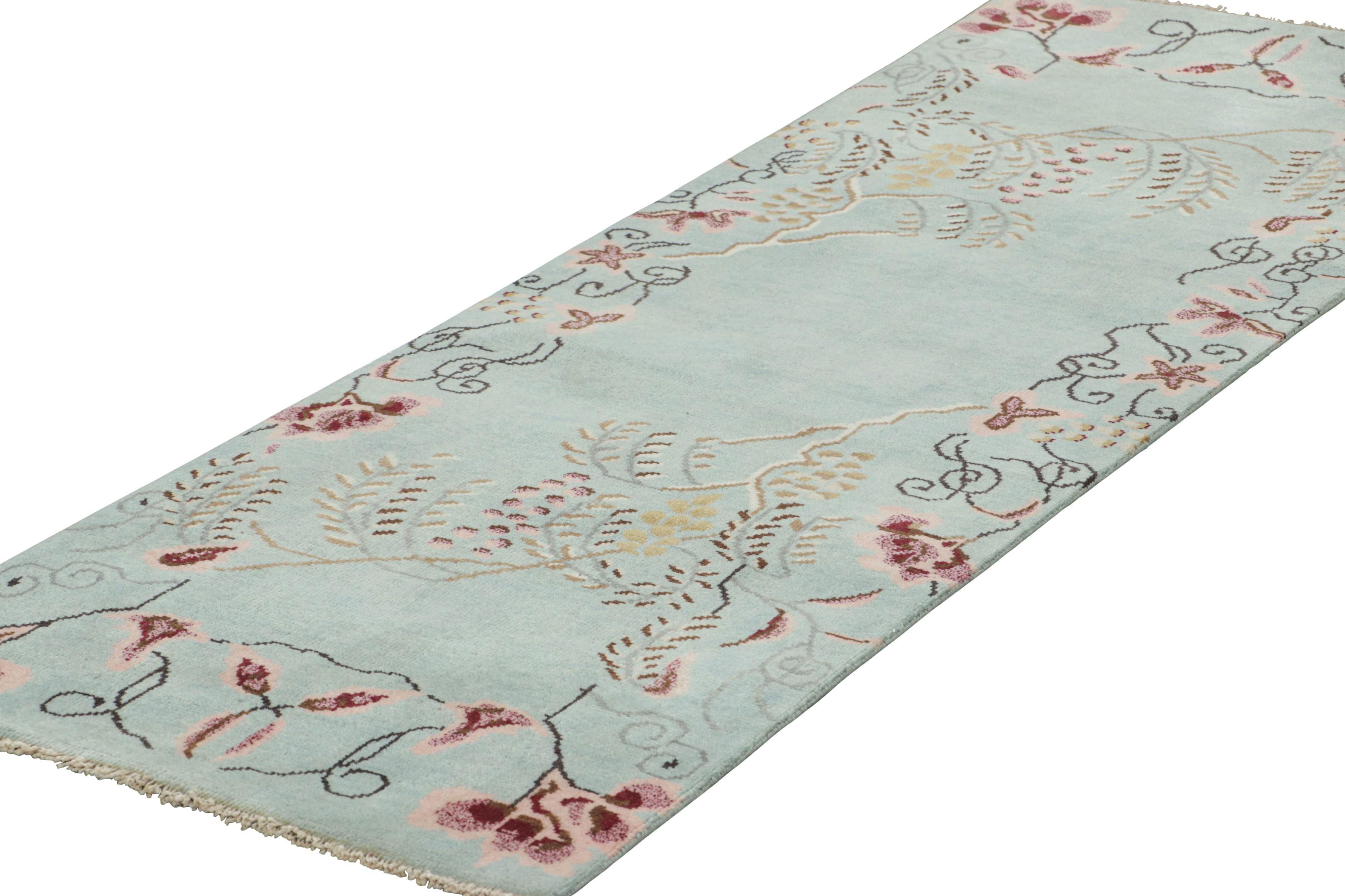 Rug & Kilims chinesischer Läufer im Art Deco Stil, hellblau mit Blumenmuster (Indisch) im Angebot