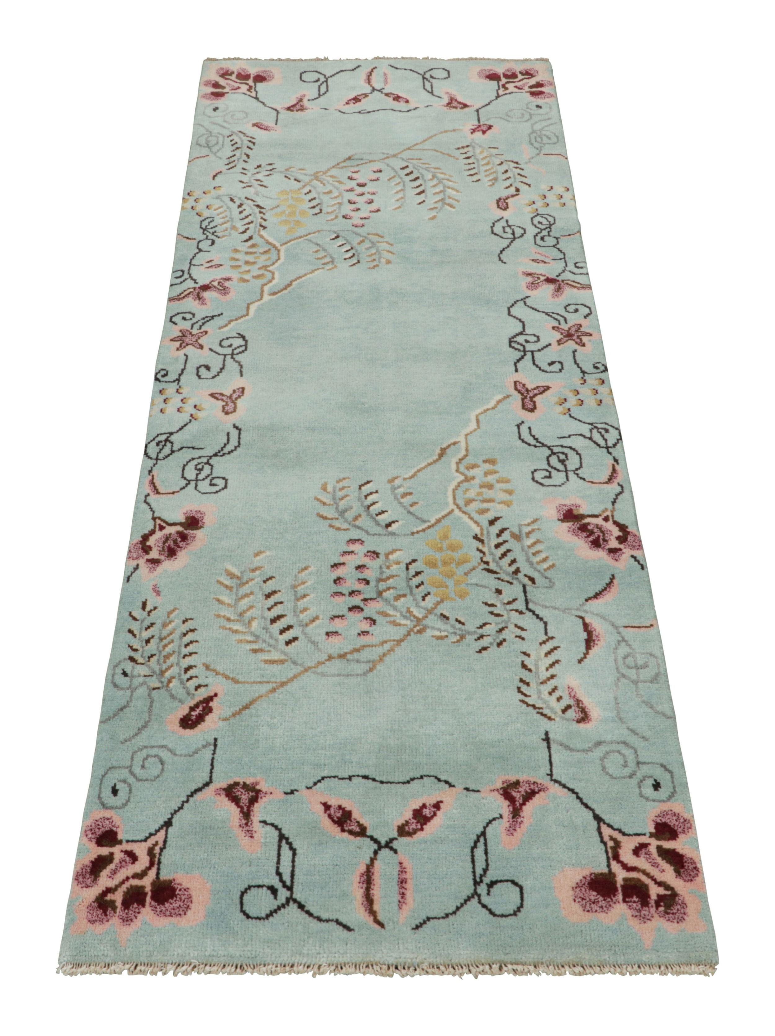 Rug & Kilims chinesischer Läufer im Art Deco Stil, hellblau mit Blumenmuster (Handgeknüpft) im Angebot