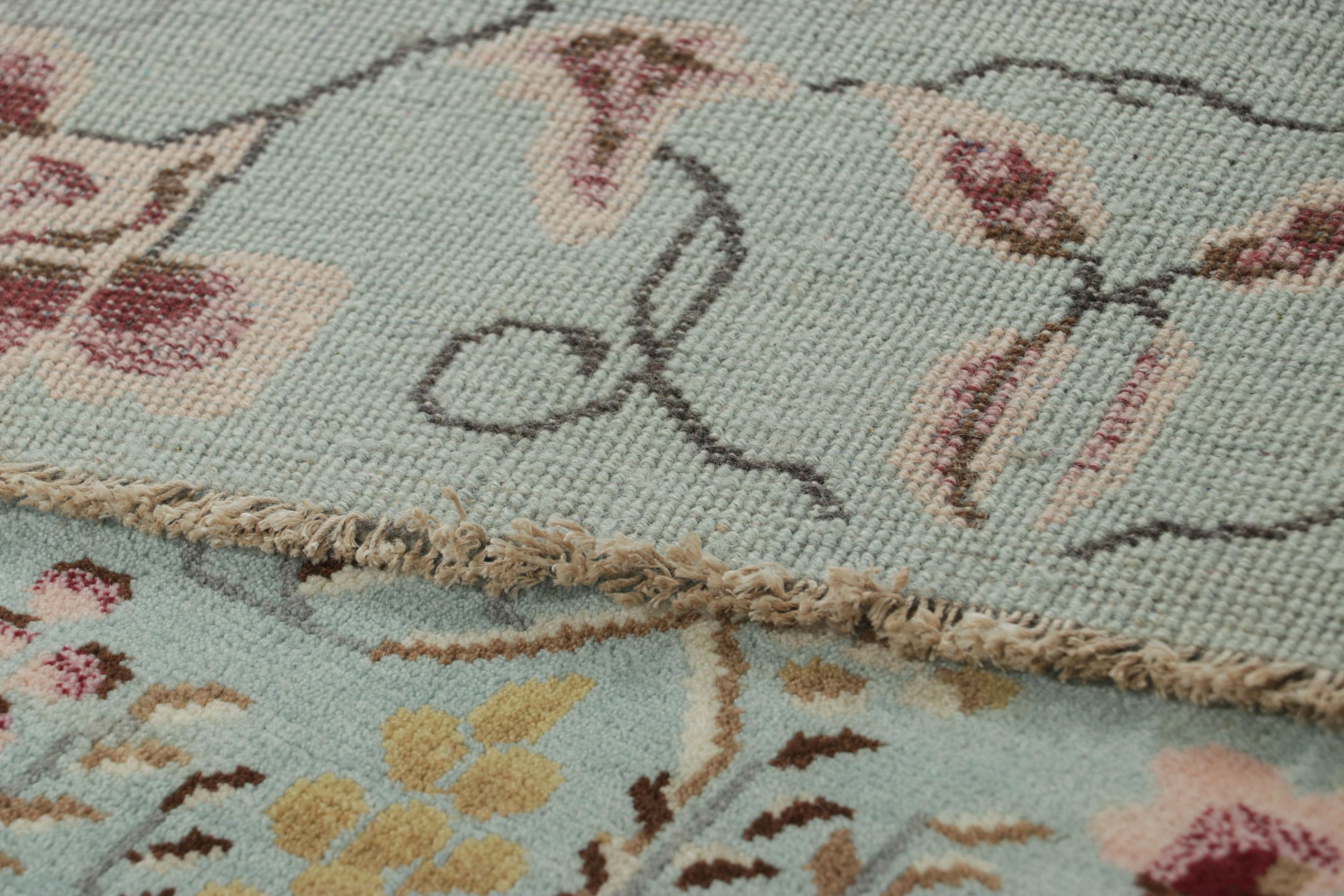 Rug & Kilims chinesischer Läufer im Art Deco Stil, hellblau mit Blumenmuster (21. Jahrhundert und zeitgenössisch) im Angebot