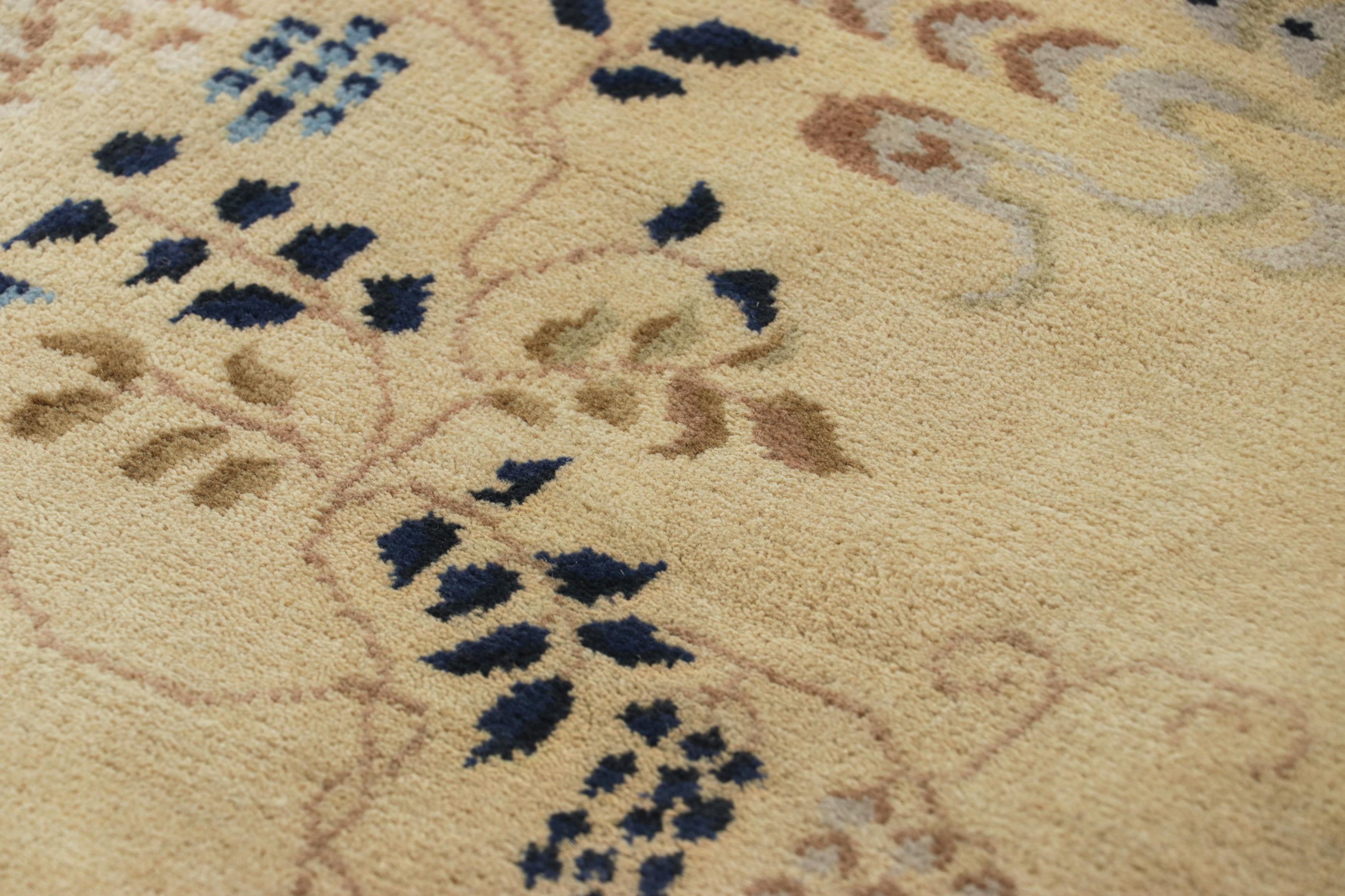 Noué à la main en laine, ce chemin de table 2x5 représente la collection de tapis Art déco chinois de Rug & Kilim, inspirée des pièces d'époque de style Chinoiserie des années 1920, d'une sensibilité des plus élégantes.

Sur le Design : 

Cette ode