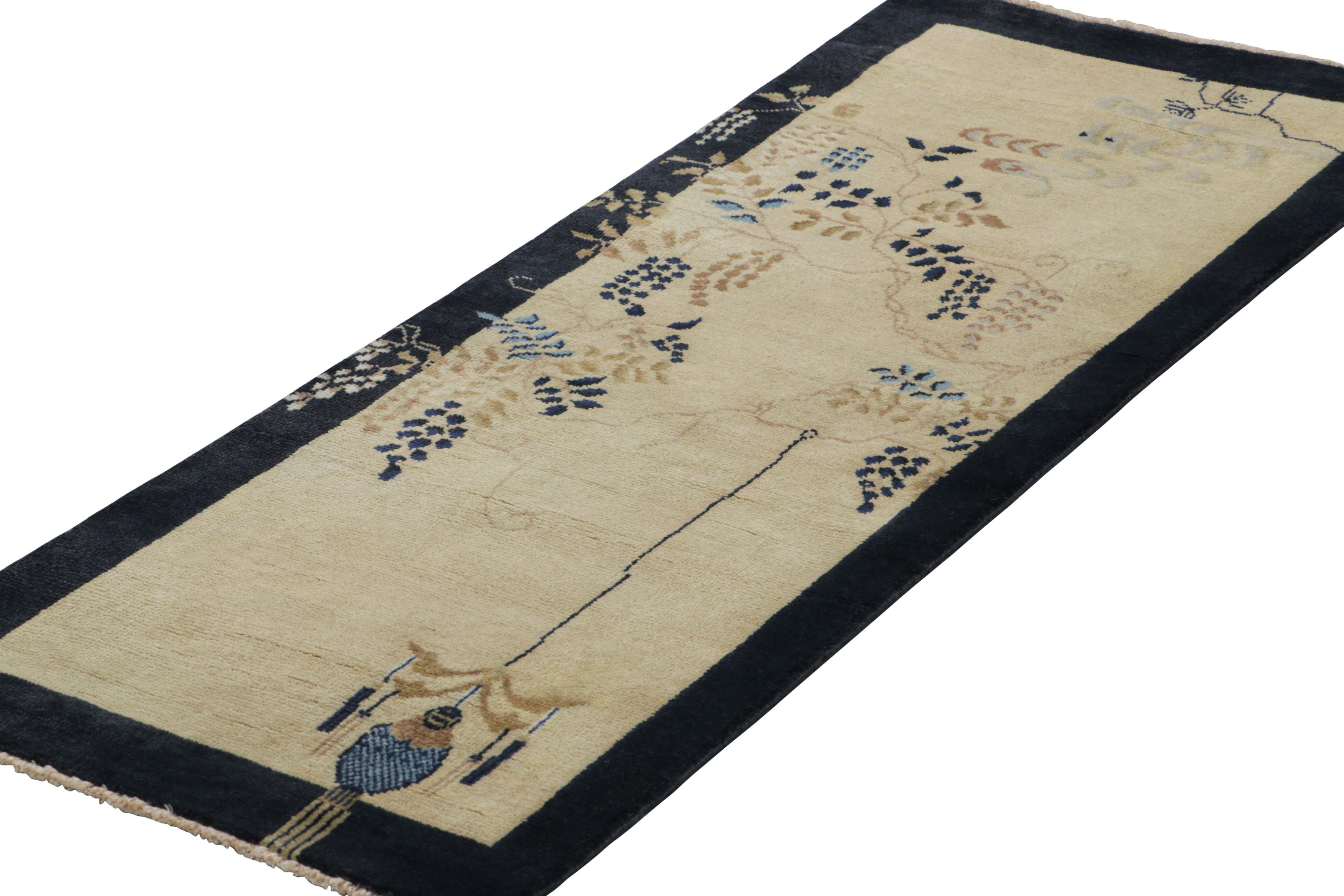 Indien Rug & Kilim's Chinese Art Deco Style Runner Rug, crème blanc avec motif floral en vente