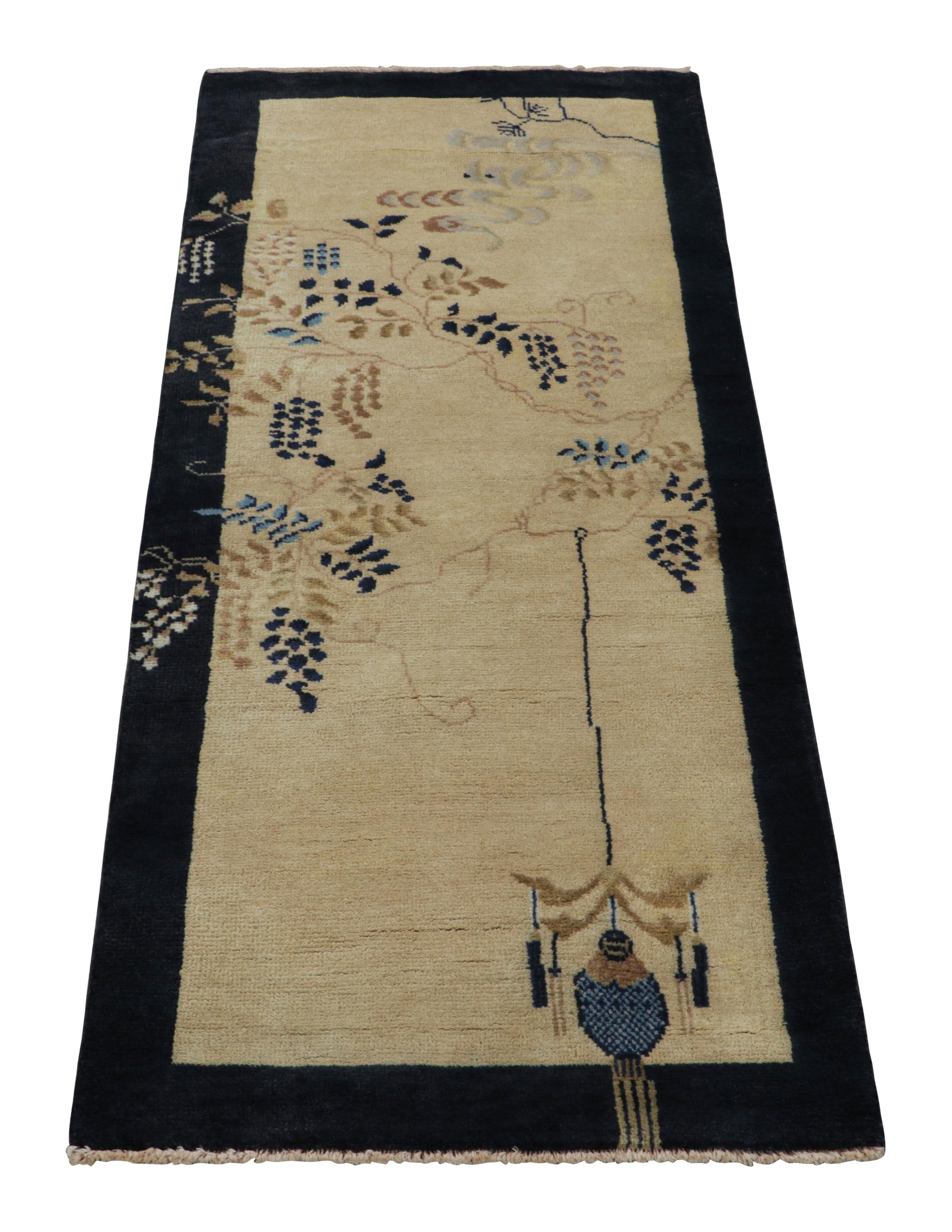 Noué à la main Rug & Kilim's Chinese Art Deco Style Runner Rug, crème blanc avec motif floral en vente