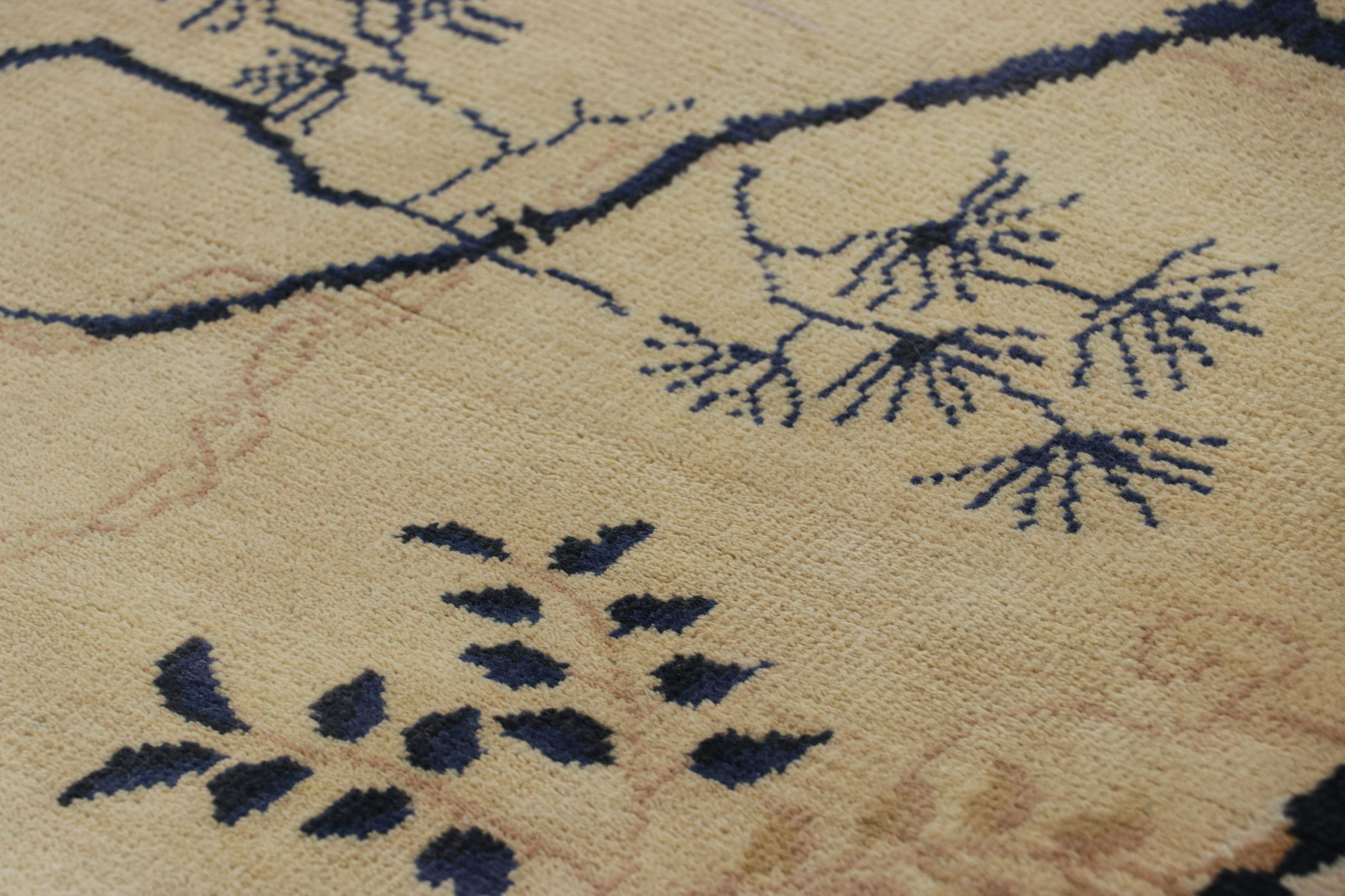 Annodato a mano in lana, questo tappeto runner 2x6 rappresenta la collezione di tappeti Art Deco cinesi di Rug & Kilim, ispirata a pezzi d'epoca in stile Chinoiserie degli anni '20 dalla sensibilità più elegante.

Sul design: 

Questo pezzo di art