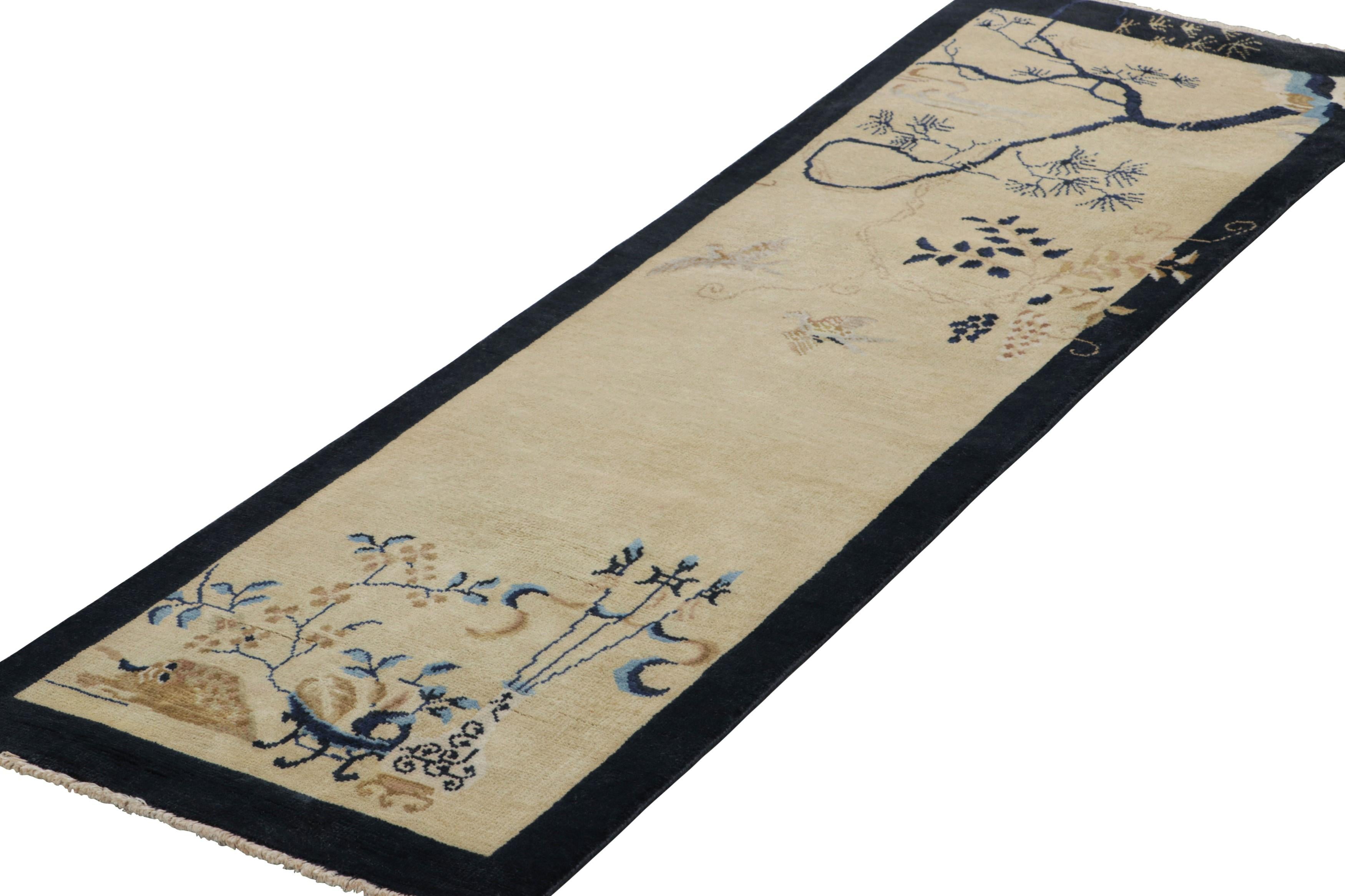 Indien Rug & Kilim's Chinese Art Deco Style Runner Rug, motifs floraux sur blanc crème en vente