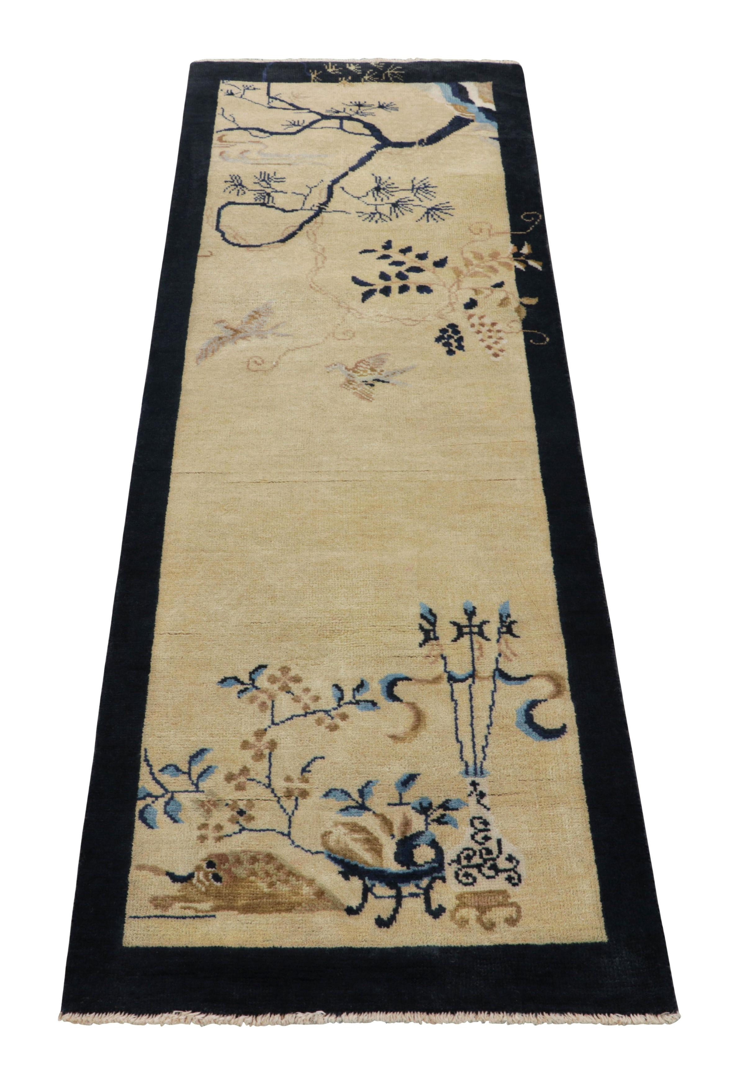 Noué à la main Rug & Kilim's Chinese Art Deco Style Runner Rug, motifs floraux sur blanc crème en vente