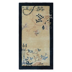 Rug
Kilim è un tappeto da corsa cinese in stile Art Deco, con motivi floreali su bianco crema