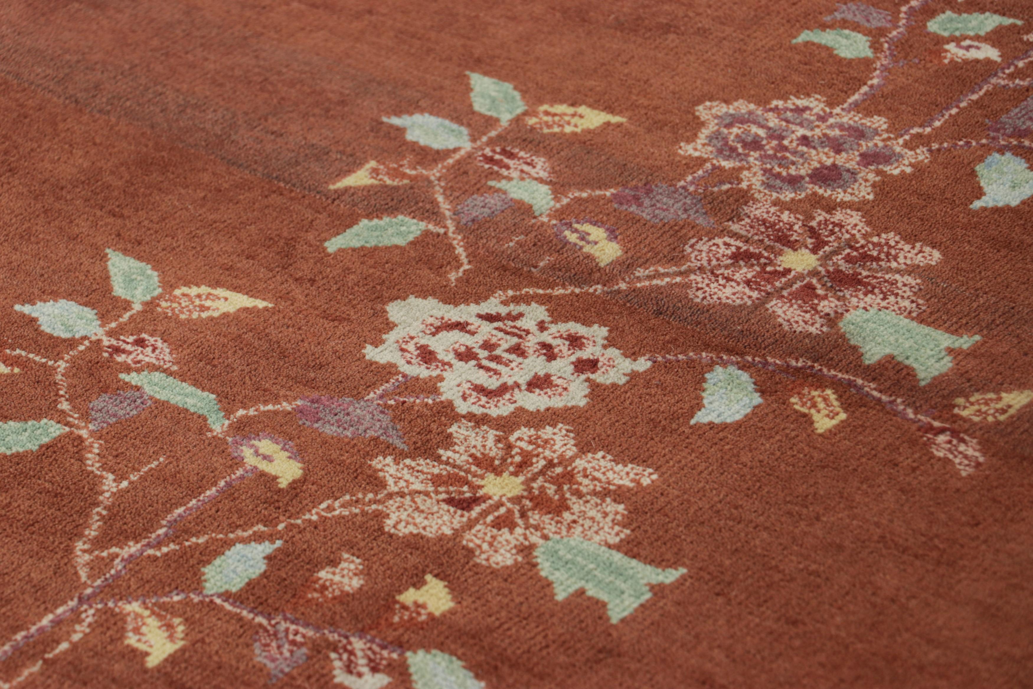 Realizzato in lana annodata a mano, questo tappeto runner contemporaneo 3x6 rappresenta la collezione di tappeti Art Deco cinesi di Rug & Kilim, ispirata ai pezzi d'epoca in stile Chinoiserie degli anni '20 dalla sensibilità più elegante. 

Sul