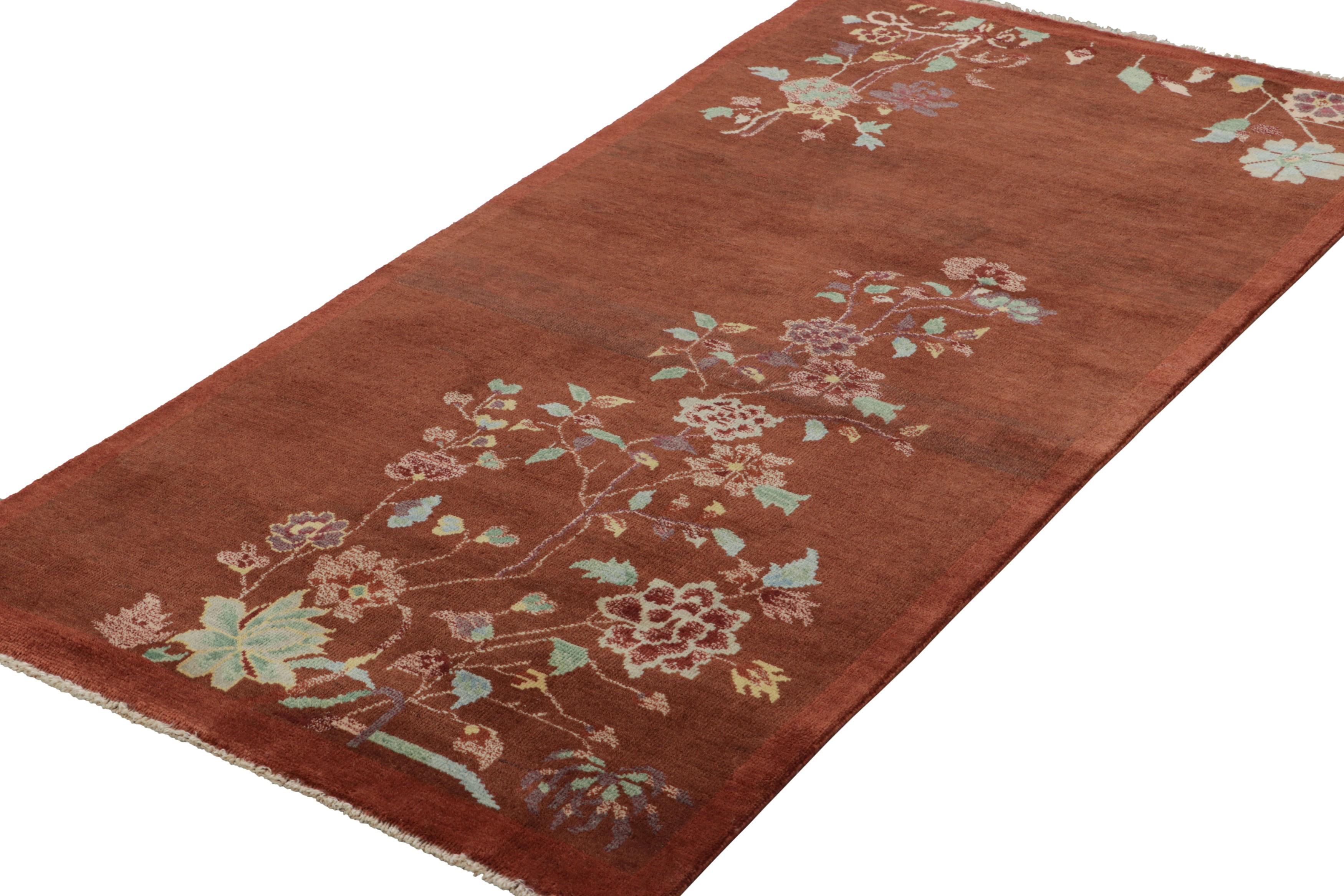 Indiano Rug & Kilim è un tappeto runner in stile Art Deco cinese di colore marrone con motivi floreali in vendita
