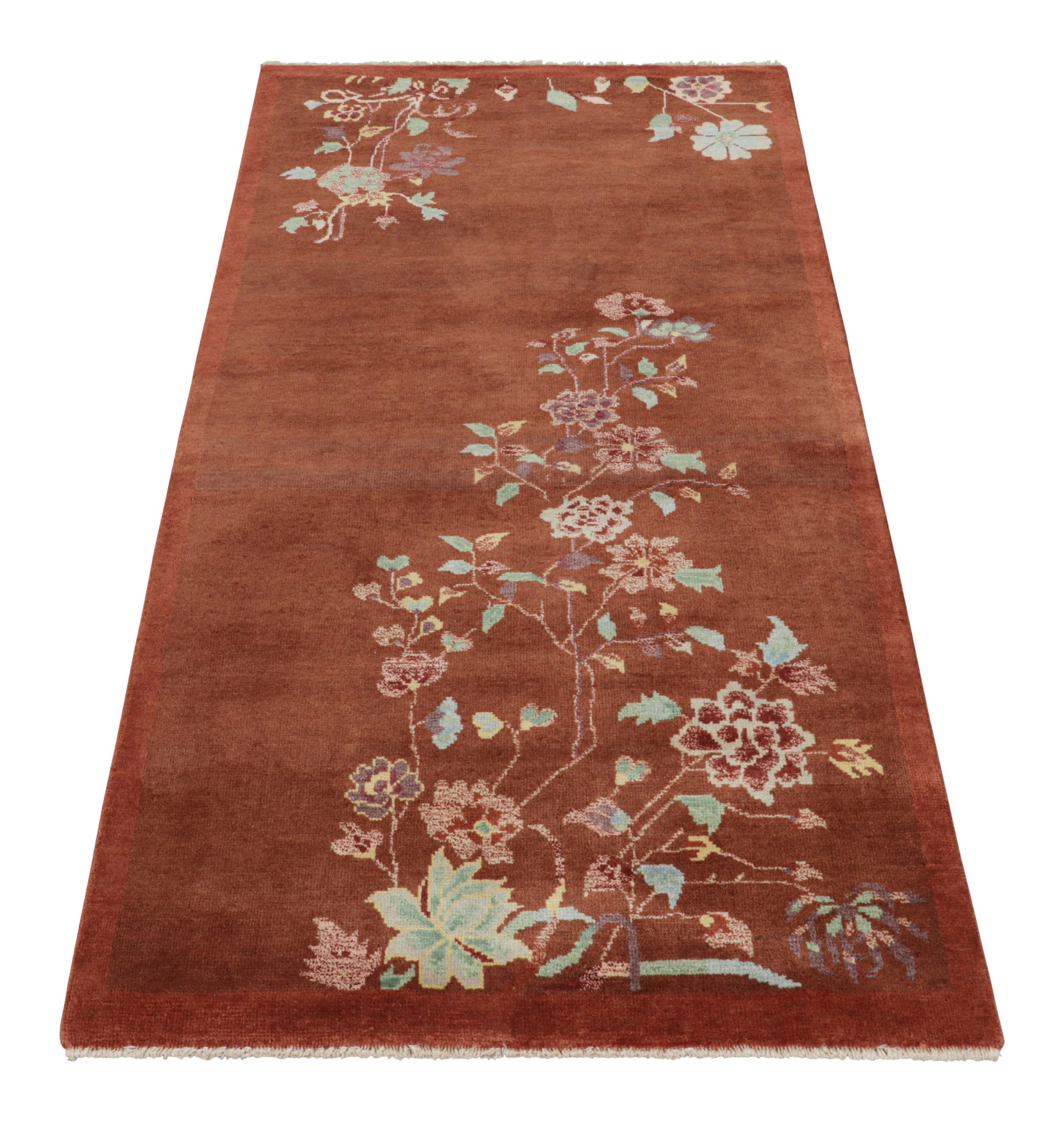 Annodato a mano Rug & Kilim è un tappeto runner in stile Art Deco cinese di colore marrone con motivi floreali in vendita