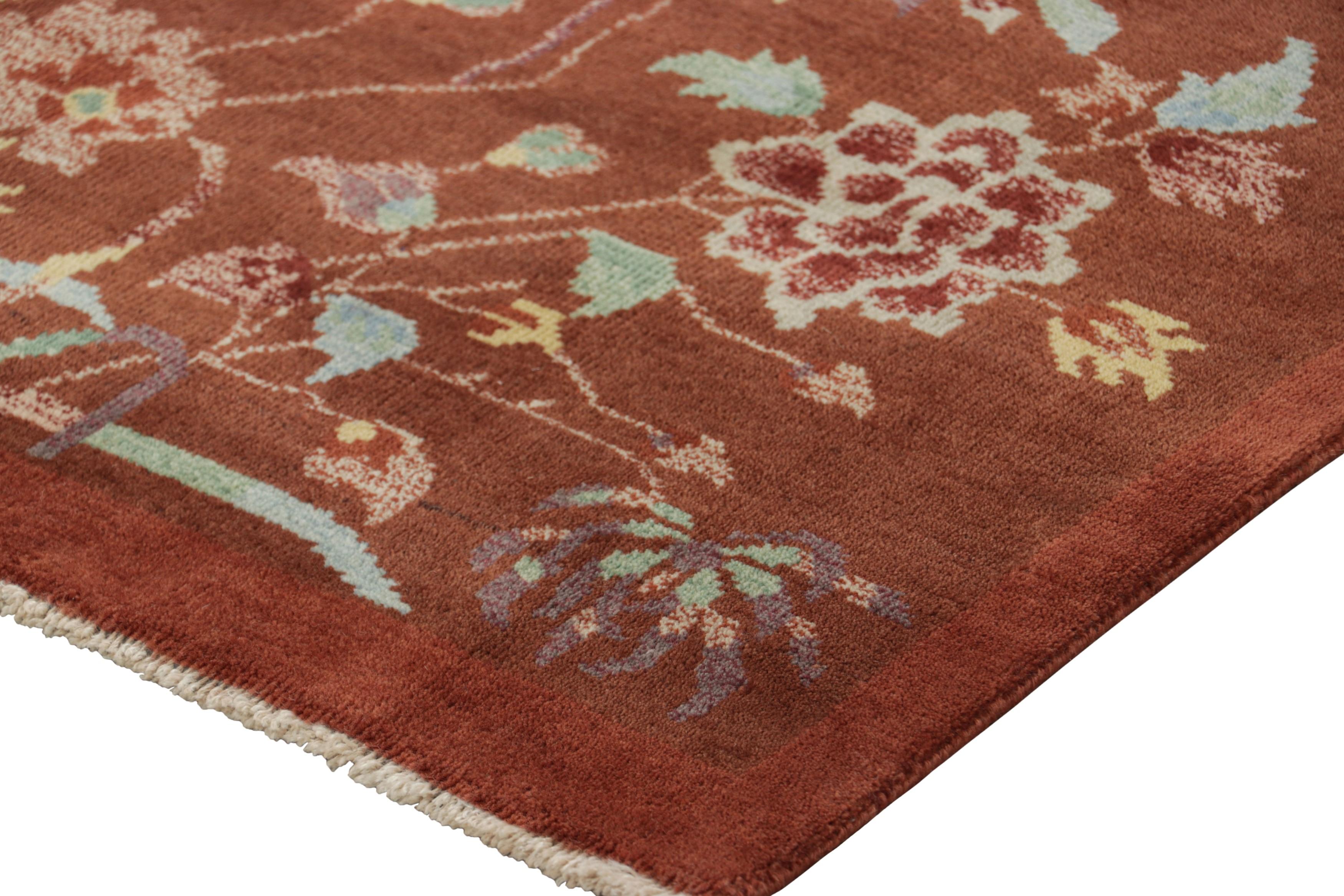 Rug & Kilim è un tappeto runner in stile Art Deco cinese di colore marrone con motivi floreali In condizioni Nuovo in vendita a Long Island City, NY