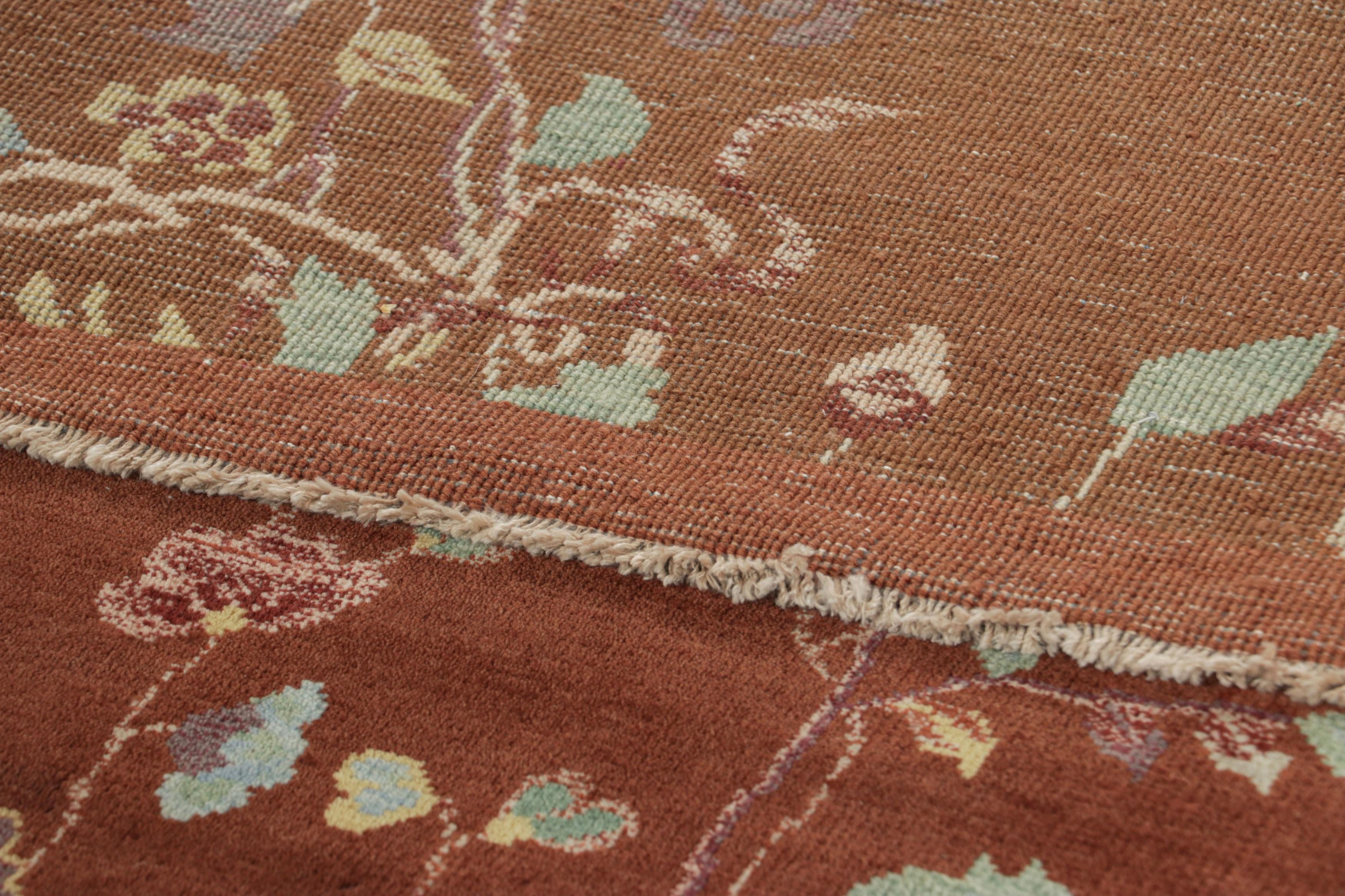 XXI secolo e contemporaneo Rug & Kilim è un tappeto runner in stile Art Deco cinese di colore marrone con motivi floreali in vendita
