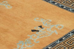 Rug & Kilim's Chinese Art Deco Style Runner Rug en or avec motifs floraux