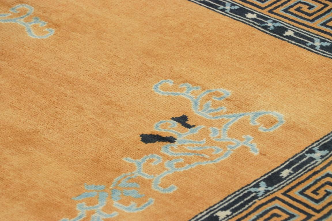 Realizzato in lana annodata a mano, questo tappeto runner contemporaneo 4x6 esemplifica la raffinata estetica minimalista che caratterizzava i principali laboratori di Shanghai all'inizio del XX secolo. 

Sul design: 

Questo tappeto contemporaneo