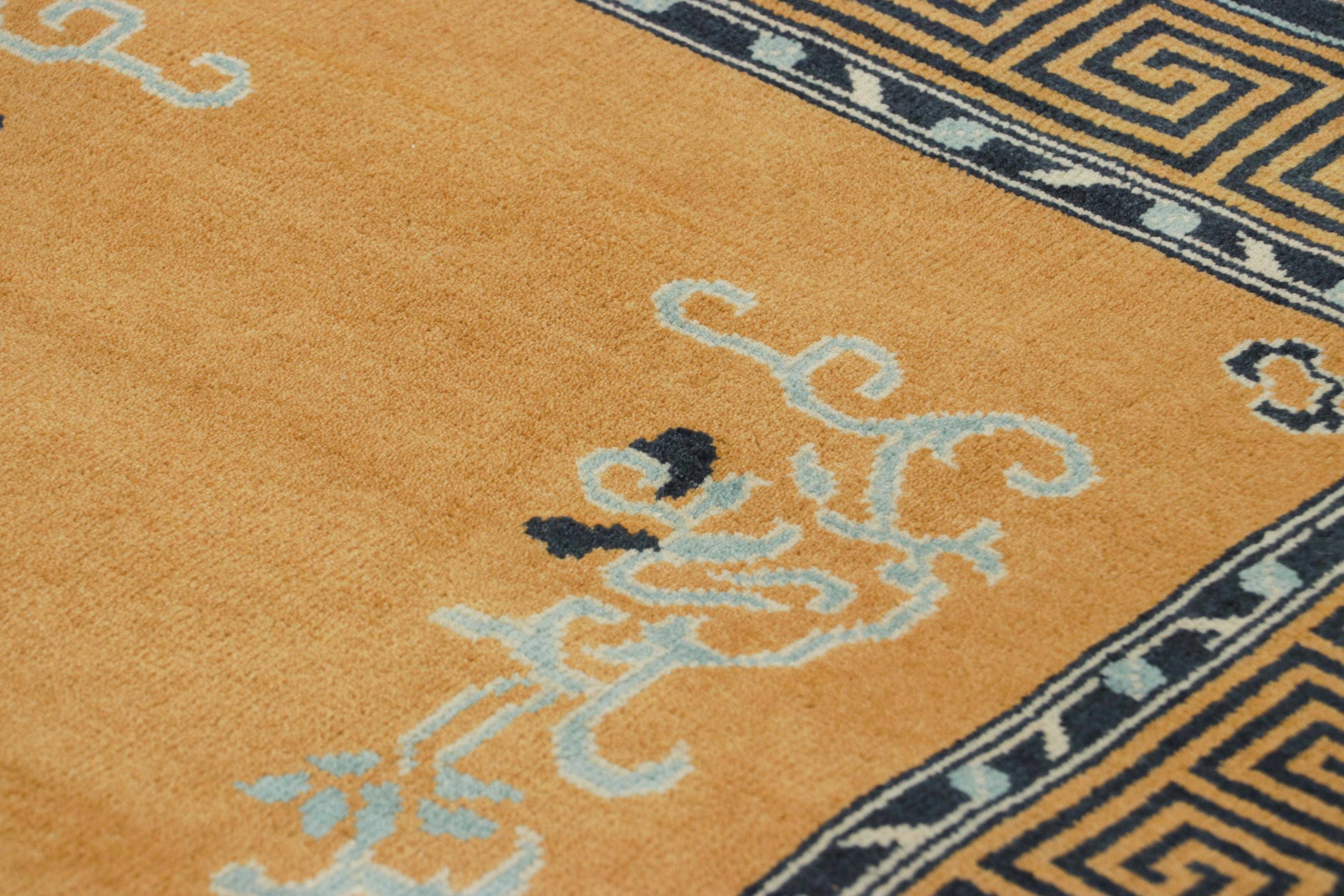 Realizzato in lana annodata a mano, questo tappeto runner contemporaneo 3x5 esemplifica la raffinata estetica minimalista che caratterizzava i principali laboratori di Shanghai all'inizio del XX secolo. 

Sul design: 

Questo tappeto contemporaneo