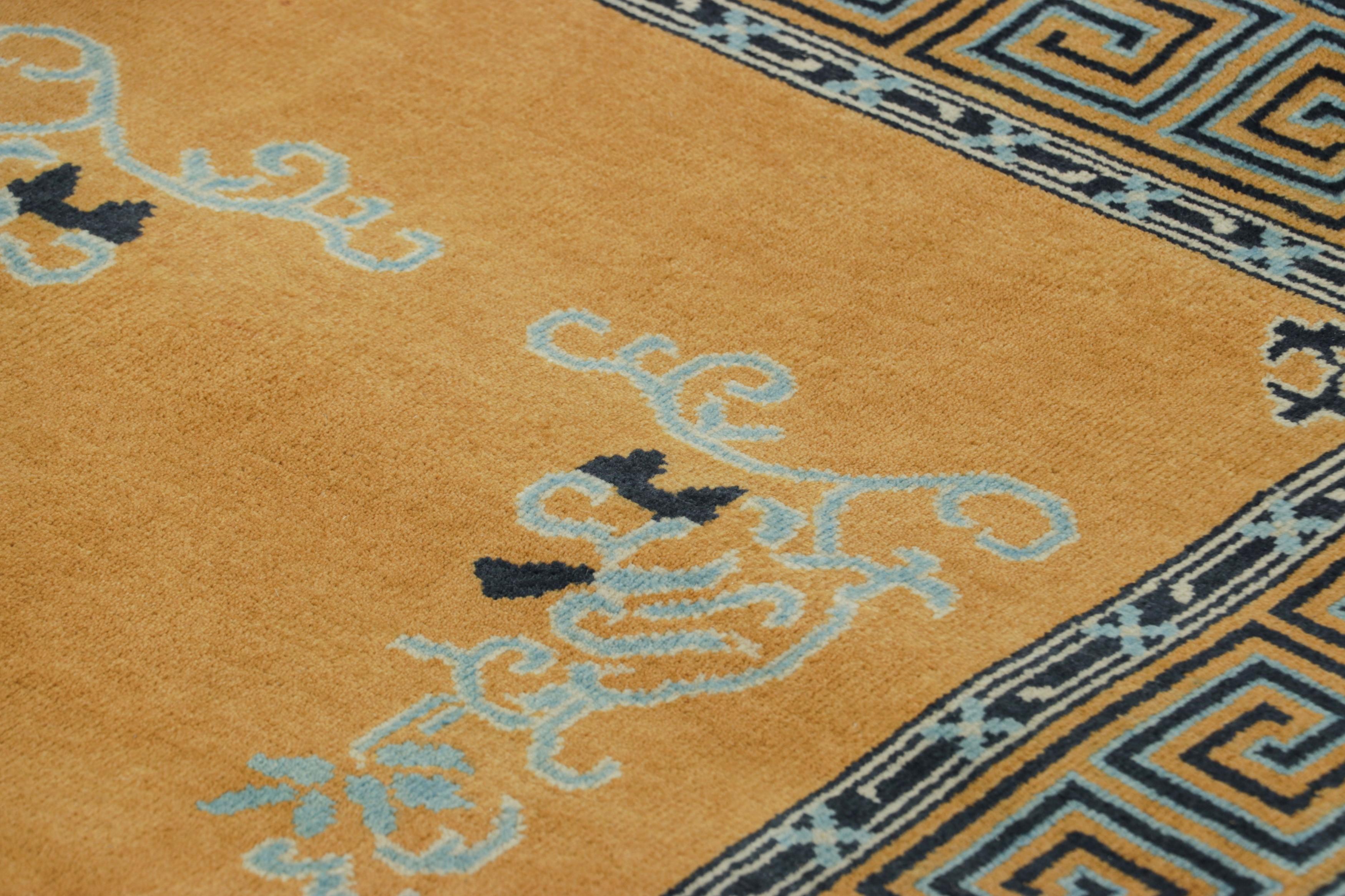 Réalisé en laine nouée à la main, ce tapis de course contemporain 3x5 illustre l'esthétique minimaliste et raffinée qui caractérisait les principaux ateliers de Shanghai au début du XXe siècle. 

Sur le Design : 

Ce tapis art déco chinois