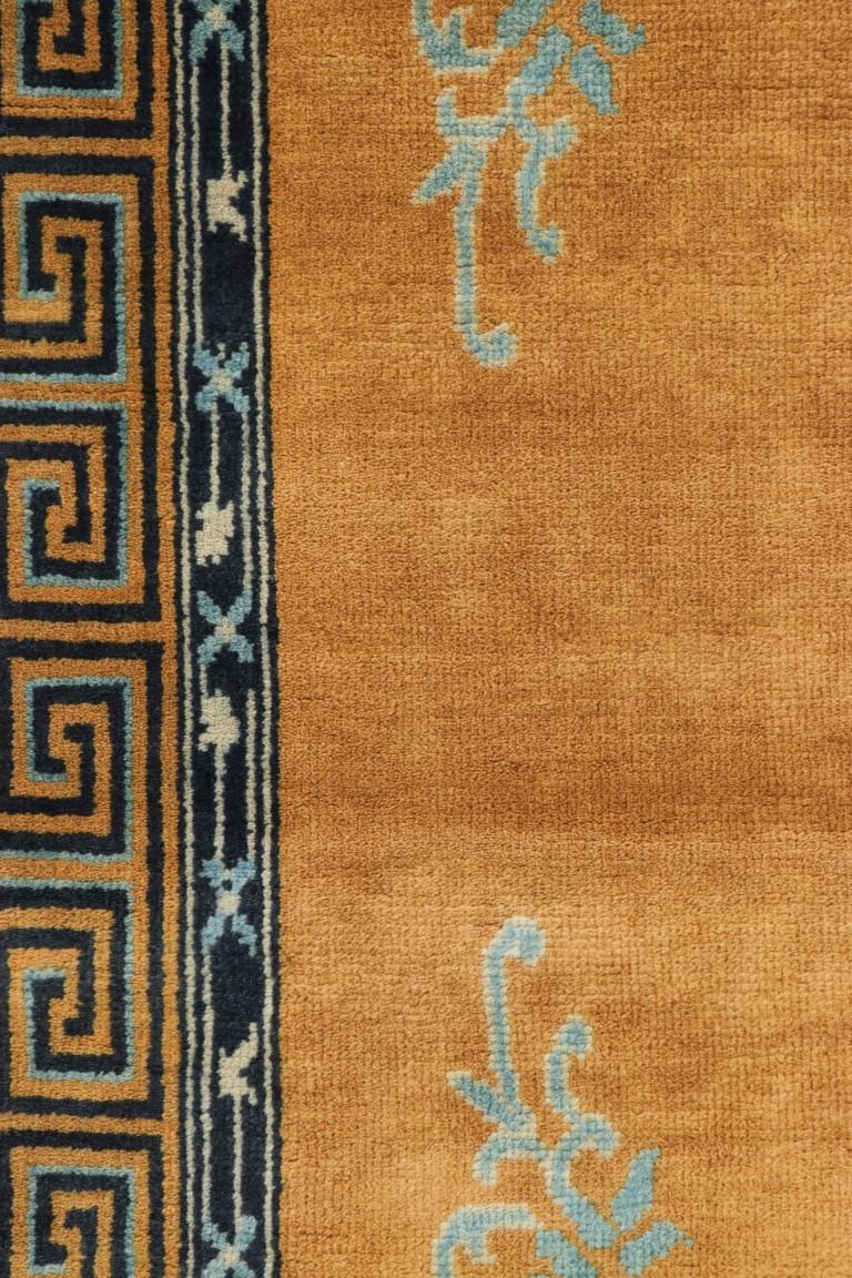 Art Déco Rug & Kilim - Tappeto da corsa cinese in stile Art Deco in oro con motivi floreali in vendita