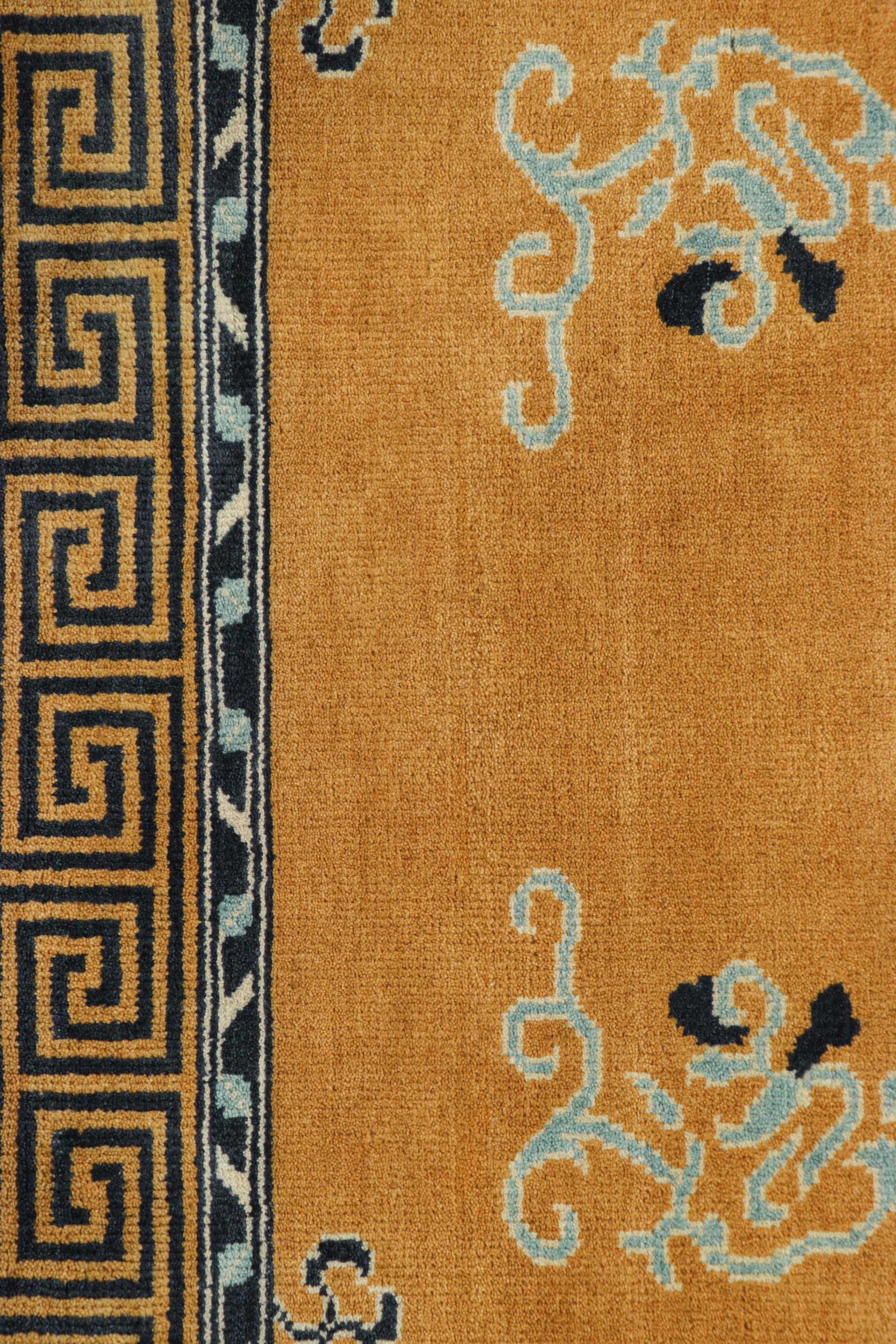 Art Déco Rug & Kilim - Tappeto da corsa cinese in stile Art Deco in oro con motivi floreali in vendita