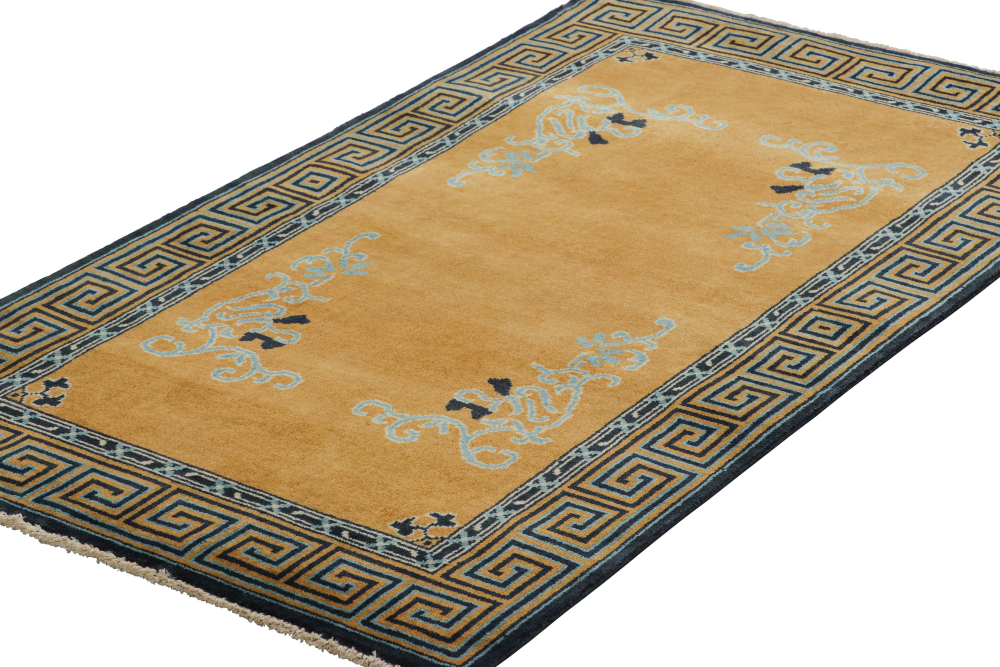 Art déco Rug & Kilim's Chinese Art Deco Style Runner Rug en or avec motifs floraux en vente