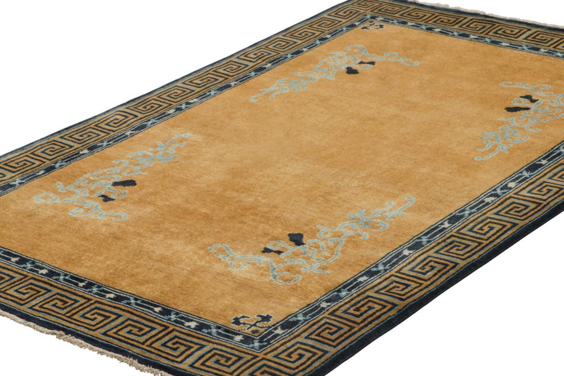 Indiano Rug & Kilim - Tappeto da corsa cinese in stile Art Deco in oro con motivi floreali in vendita