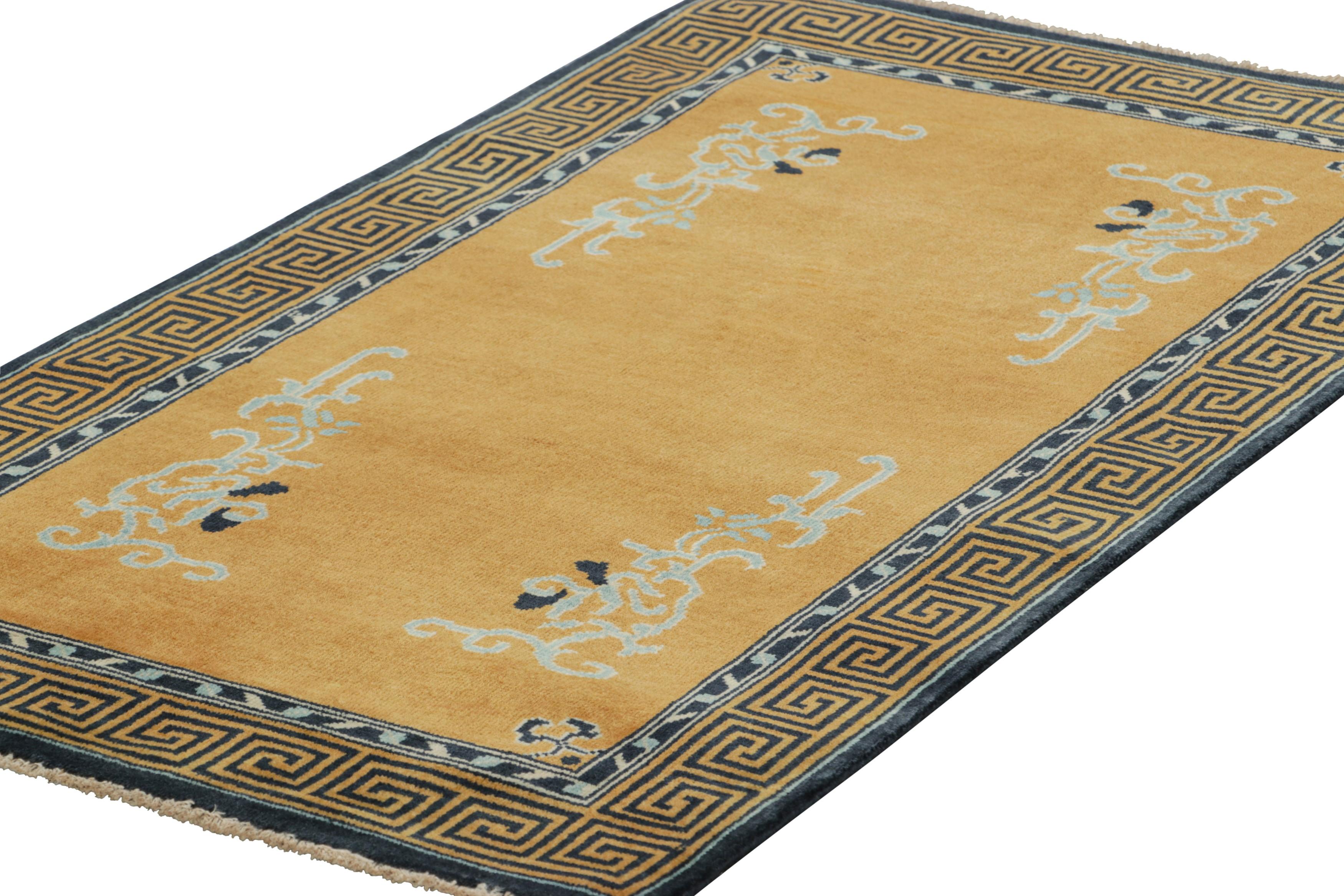 Indiano Rug & Kilim - Tappeto da corsa cinese in stile Art Deco in oro con motivi floreali in vendita