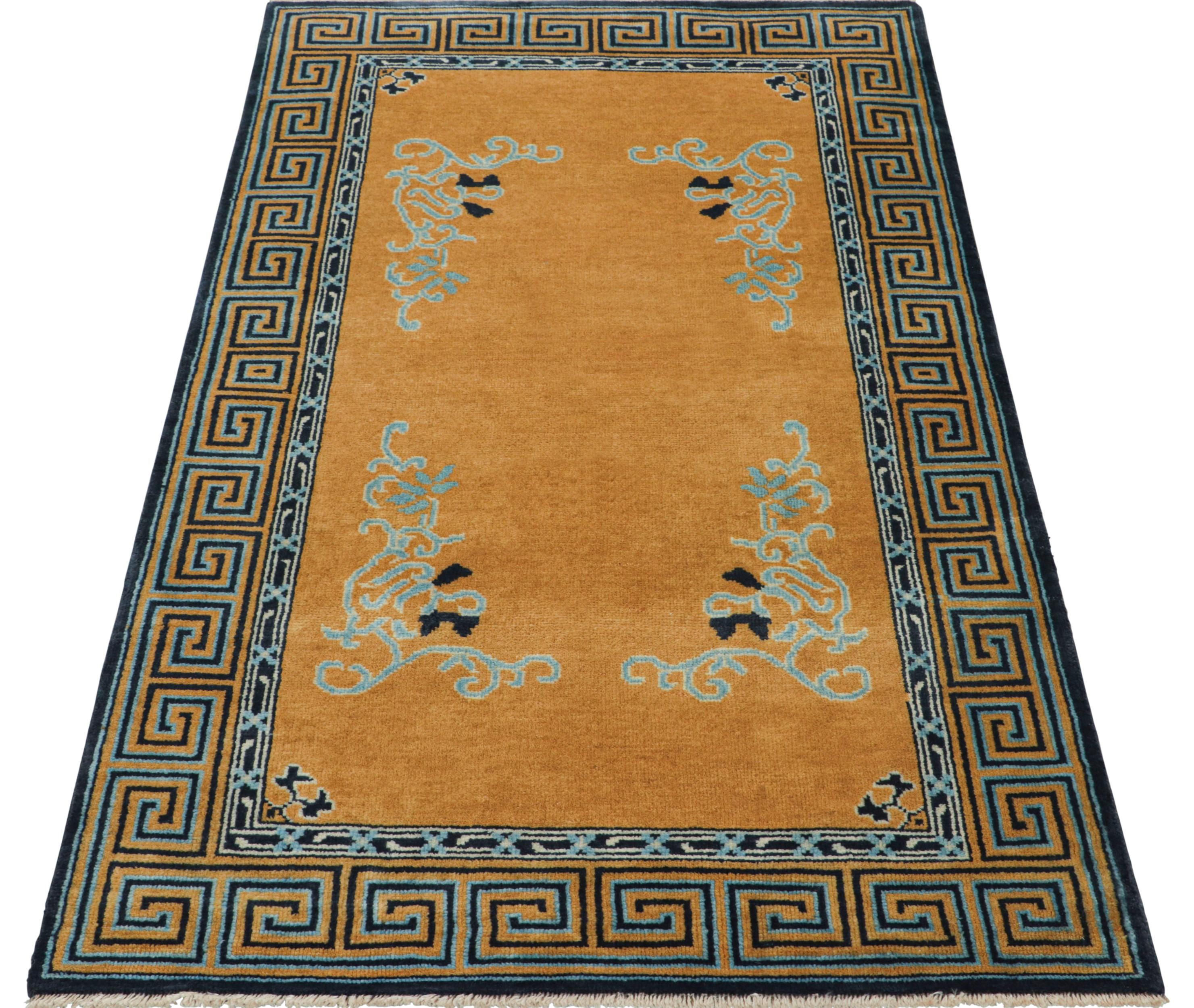 Indien Rug & Kilim's Chinese Art Deco Style Runner Rug en or avec motifs floraux en vente