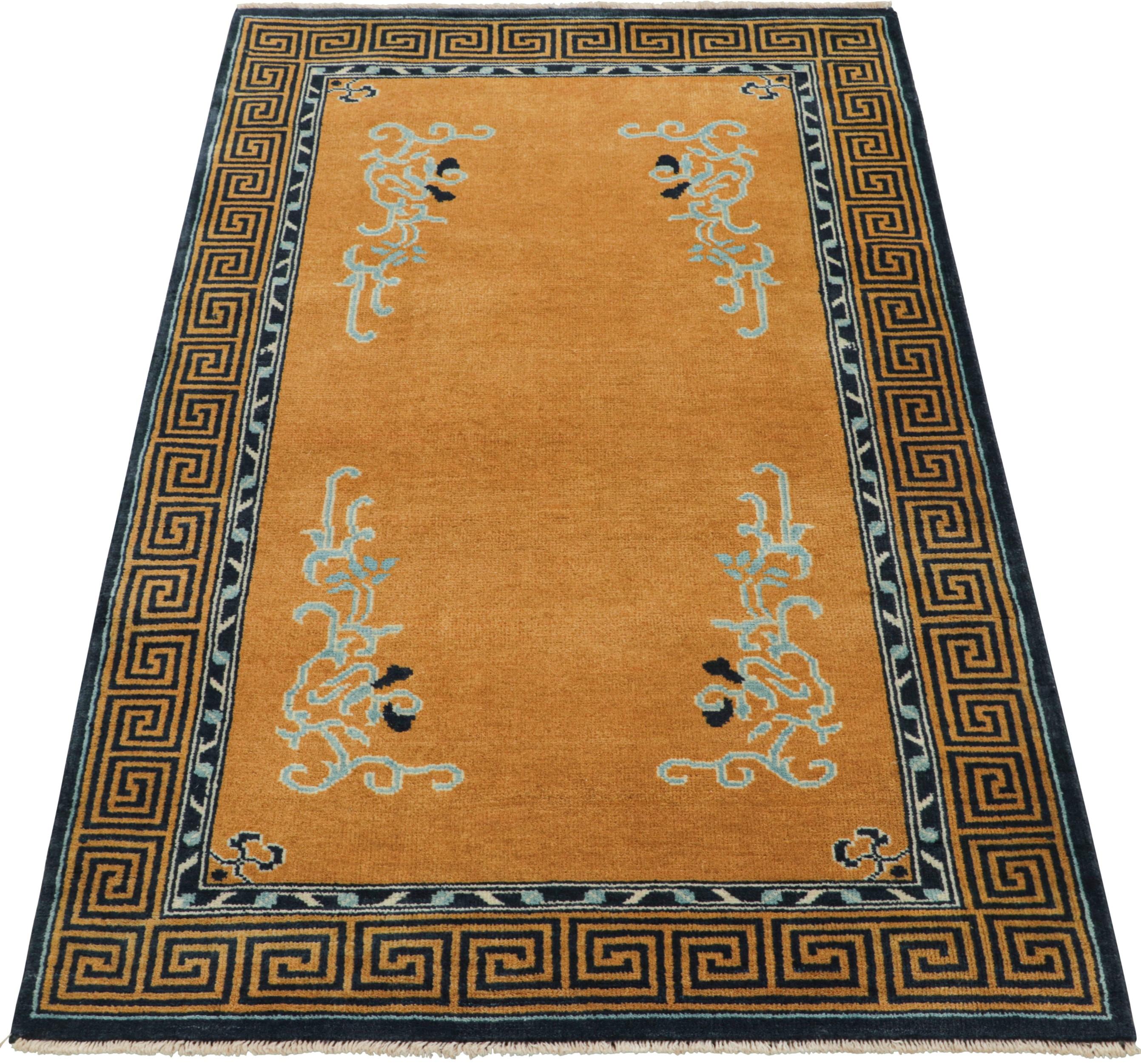 Annodato a mano Rug & Kilim - Tappeto da corsa cinese in stile Art Deco in oro con motivi floreali in vendita
