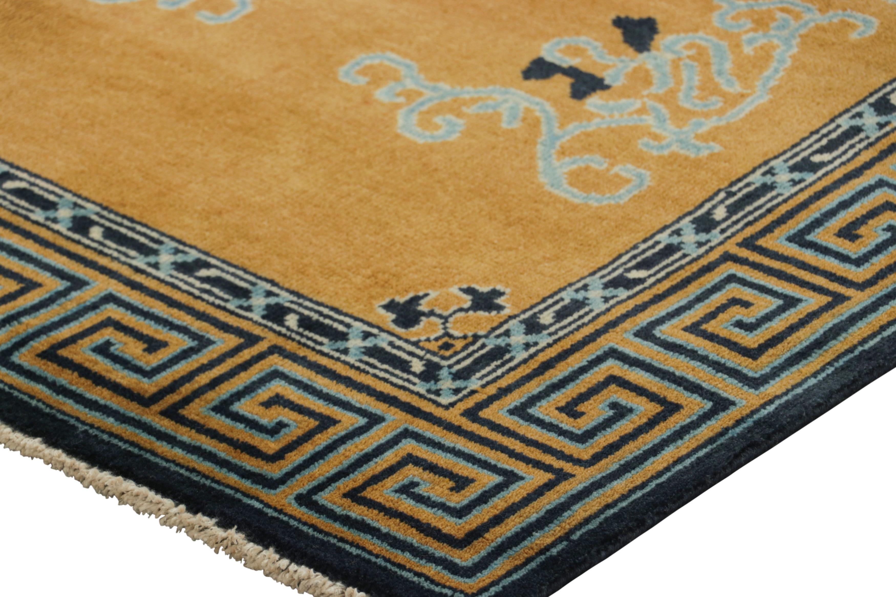 Noué à la main Rug & Kilim's Chinese Art Deco Style Runner Rug en or avec motifs floraux en vente