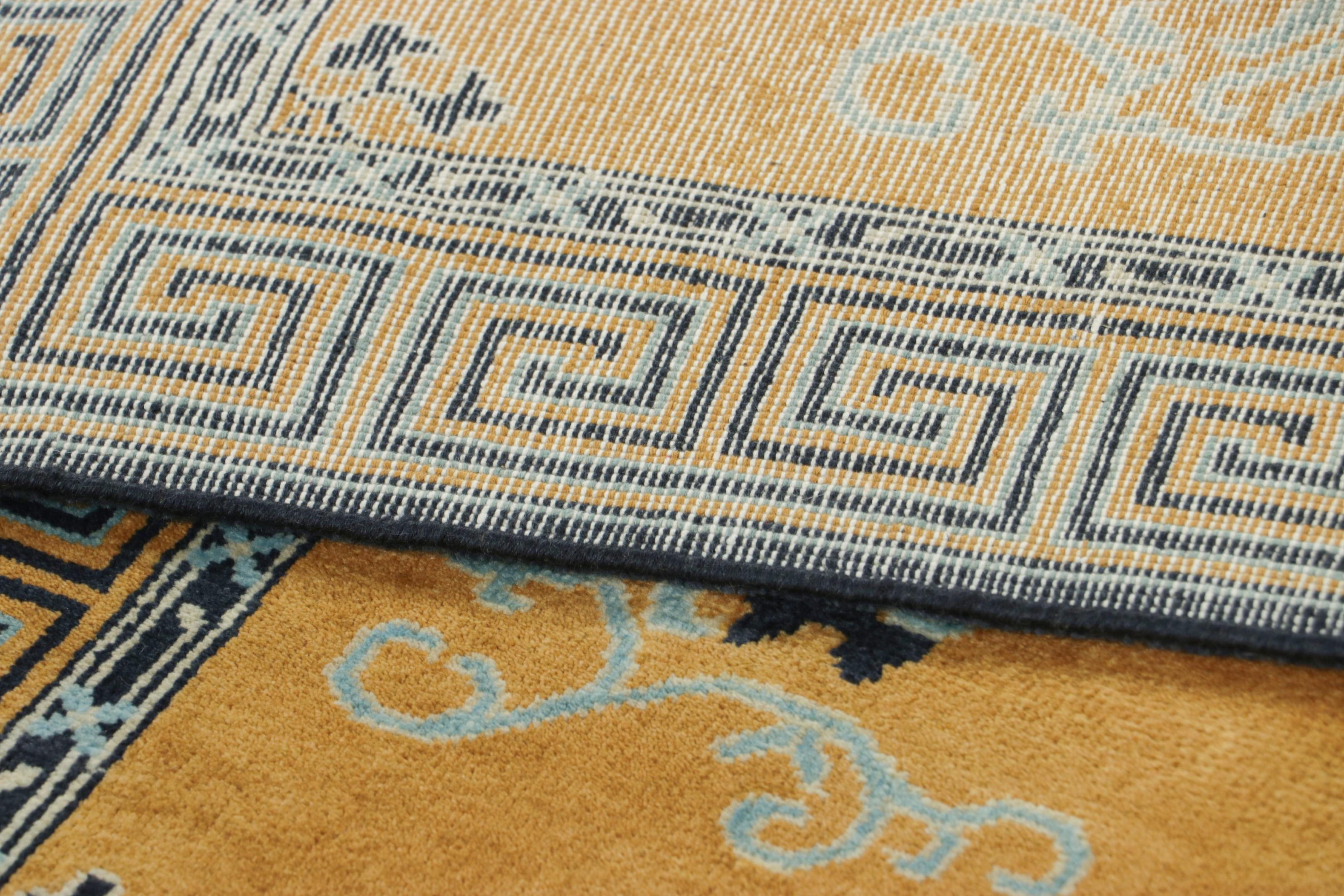 Rug & Kilim - Tappeto da corsa cinese in stile Art Deco in oro con motivi floreali In condizioni Nuovo in vendita a Long Island City, NY