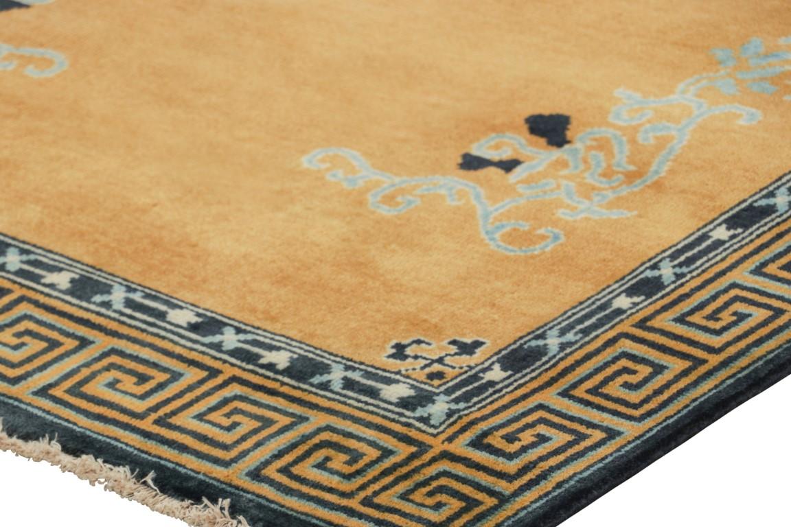 Rug & Kilim - Tappeto da corsa cinese in stile Art Deco in oro con motivi floreali In condizioni Nuovo in vendita a Long Island City, NY