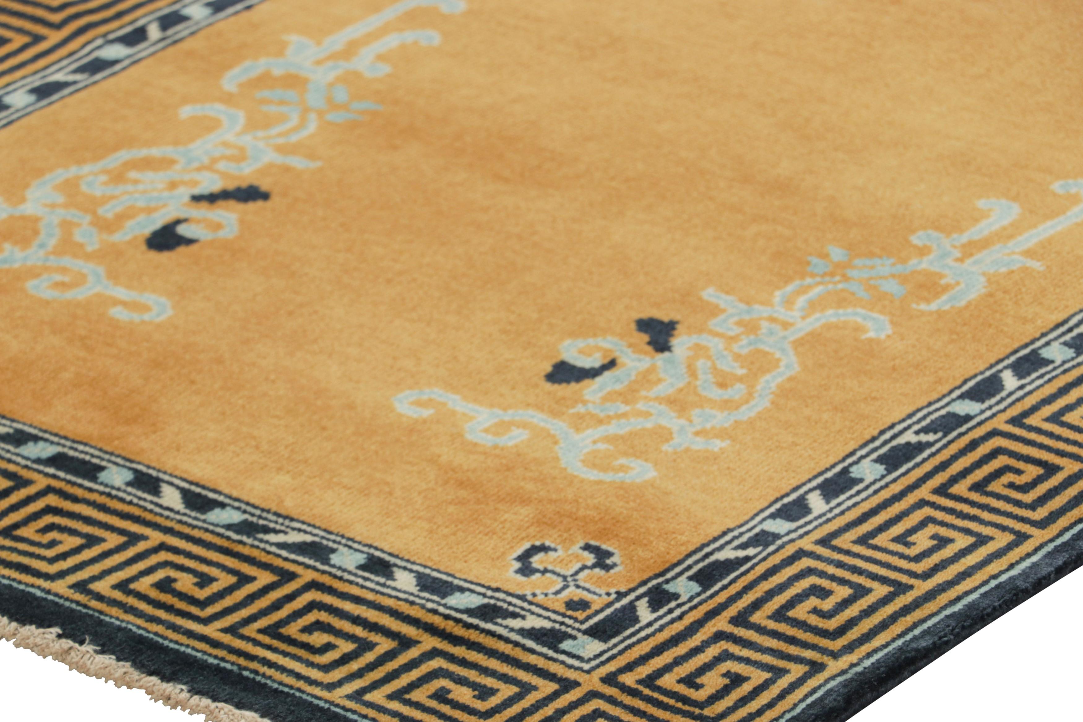 Rug & Kilim - Tappeto da corsa cinese in stile Art Deco in oro con motivi floreali In condizioni Nuovo in vendita a Long Island City, NY