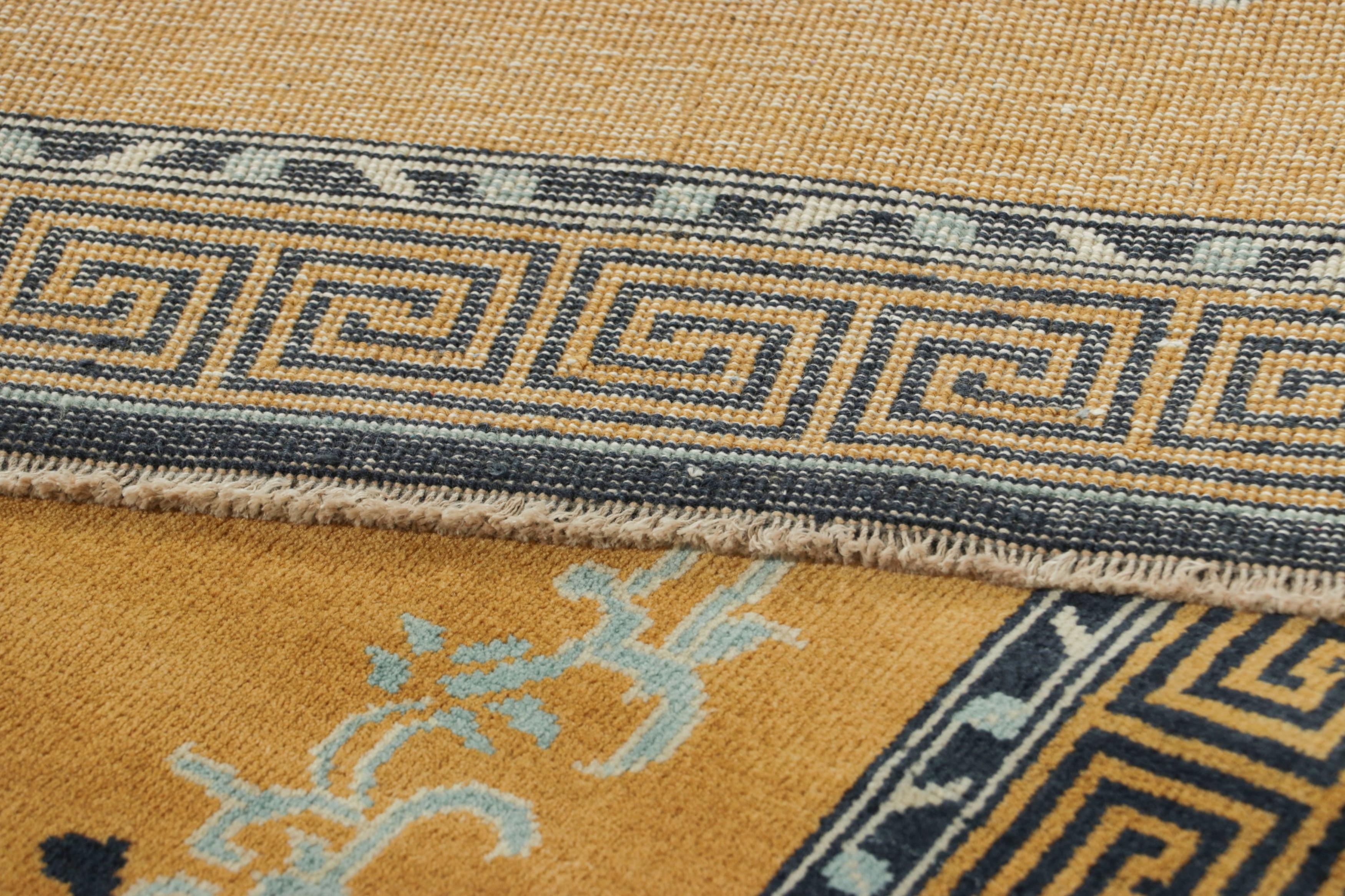 XXI secolo e contemporaneo Rug & Kilim - Tappeto da corsa cinese in stile Art Deco in oro con motivi floreali in vendita