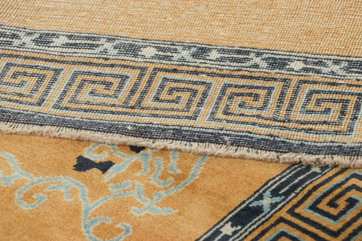 XXI secolo e contemporaneo Rug & Kilim - Tappeto da corsa cinese in stile Art Deco in oro con motivi floreali in vendita