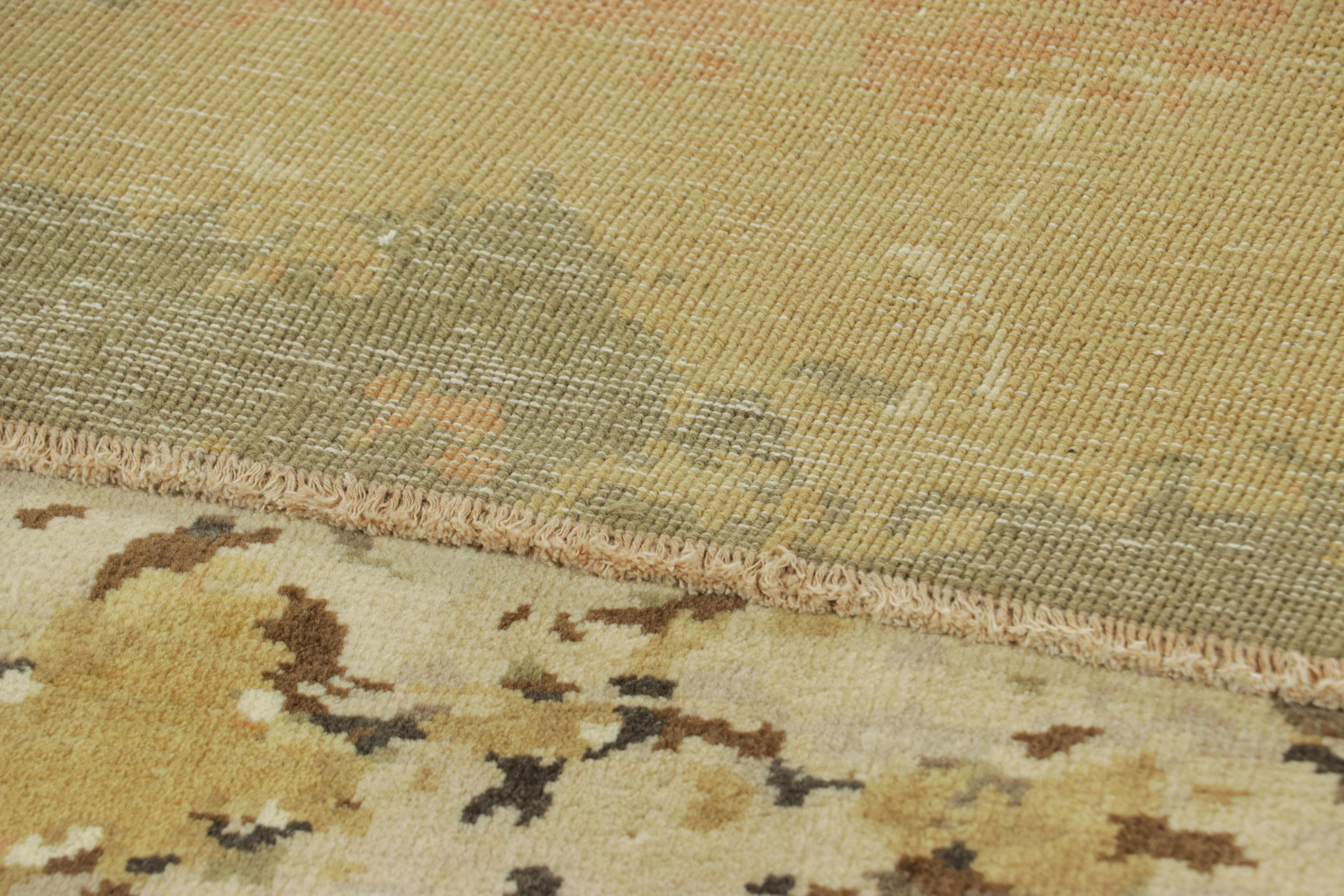 XXI secolo e contemporaneo Rug & Kilim è un tappeto da corsa cinese in stile Art Deco in oro con la scritta 