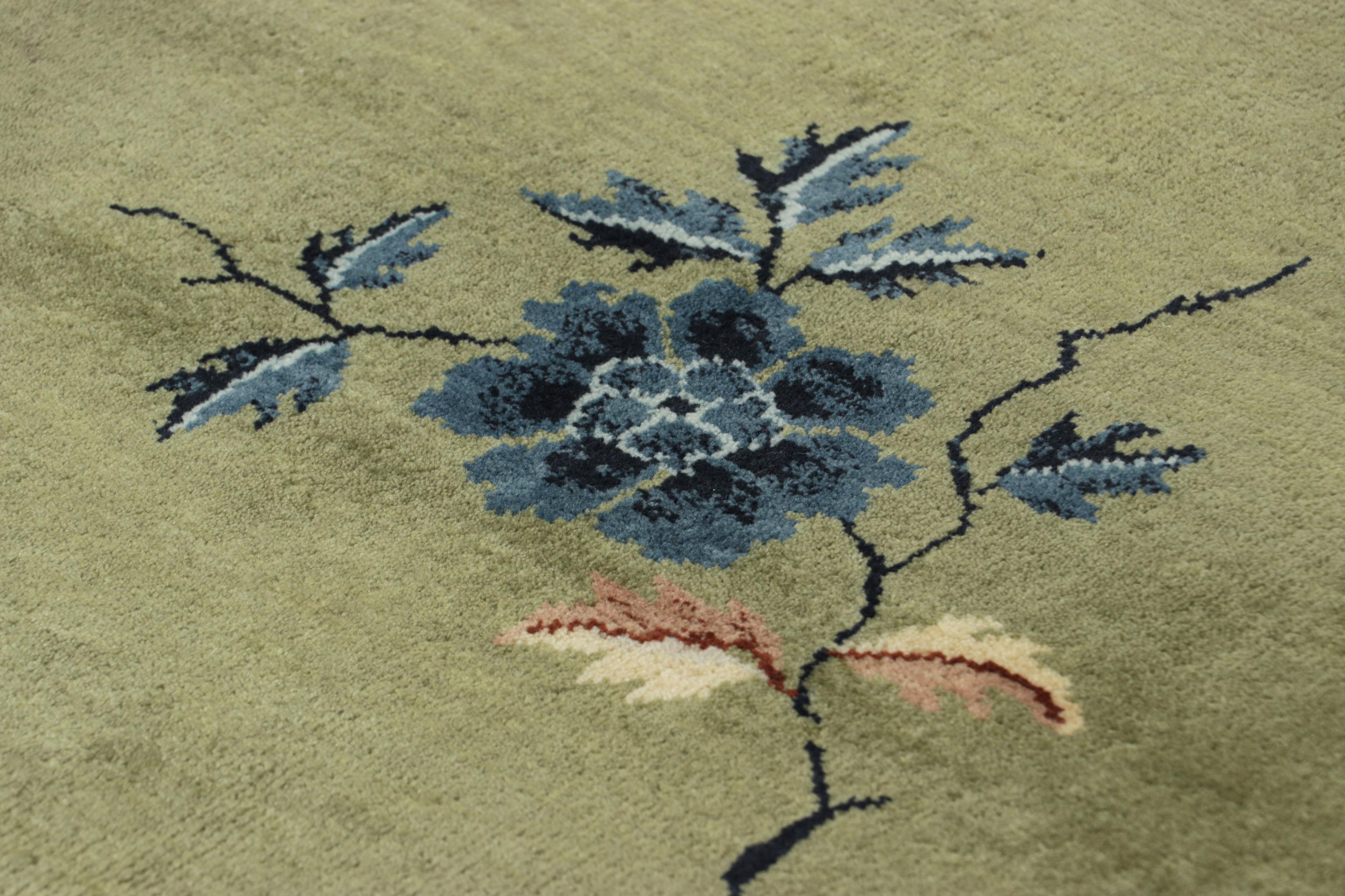 Realizzato in lana annodata a mano, questo tappeto runner contemporaneo 3x6 rappresenta la collezione di tappeti Art Deco cinesi di Rug & Kilim, ispirata ai pezzi d'epoca in stile Chinoiserie degli anni '20 dalla sensibilità più elegante. 

Sul