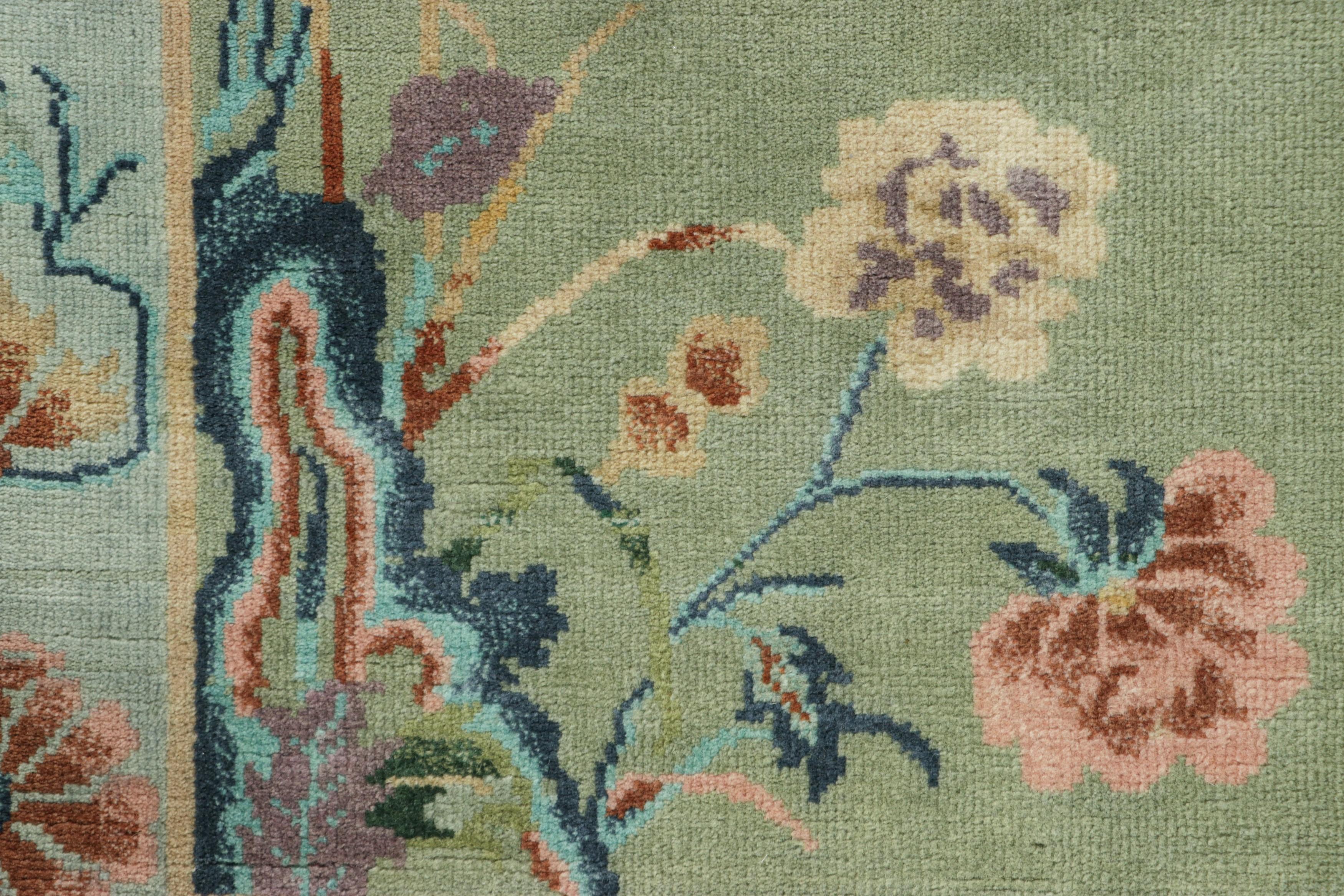 Art Déco Rug & Kilim, tappeto runner cinese in stile Art Deco di colore verde con motivi floreali in vendita