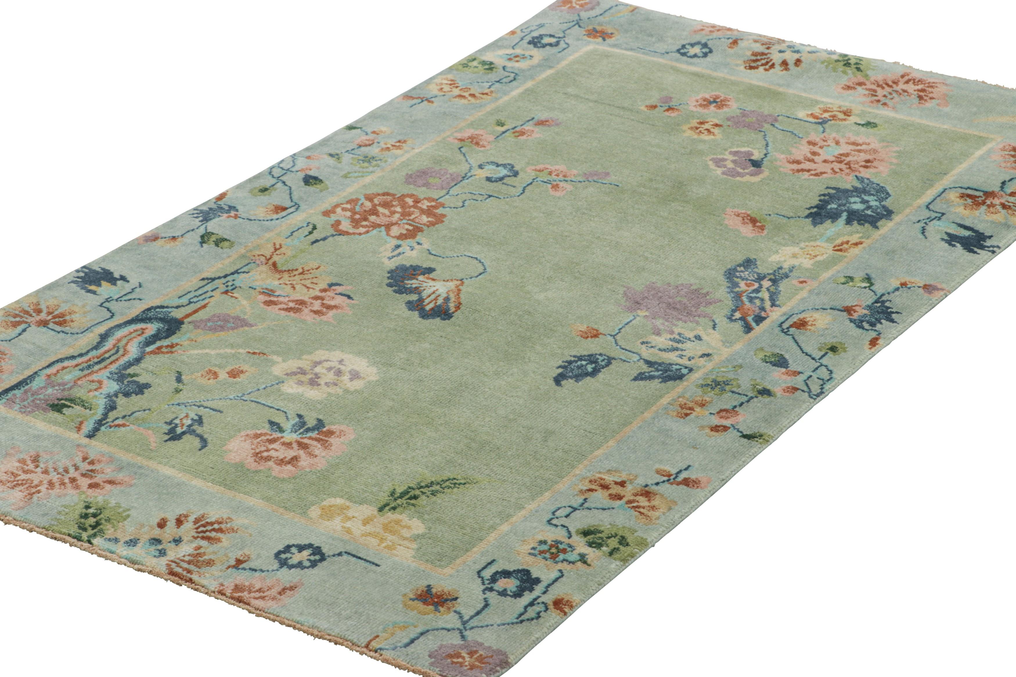 Indiano Rug & Kilim, tappeto runner cinese in stile Art Deco di colore verde con motivi floreali in vendita